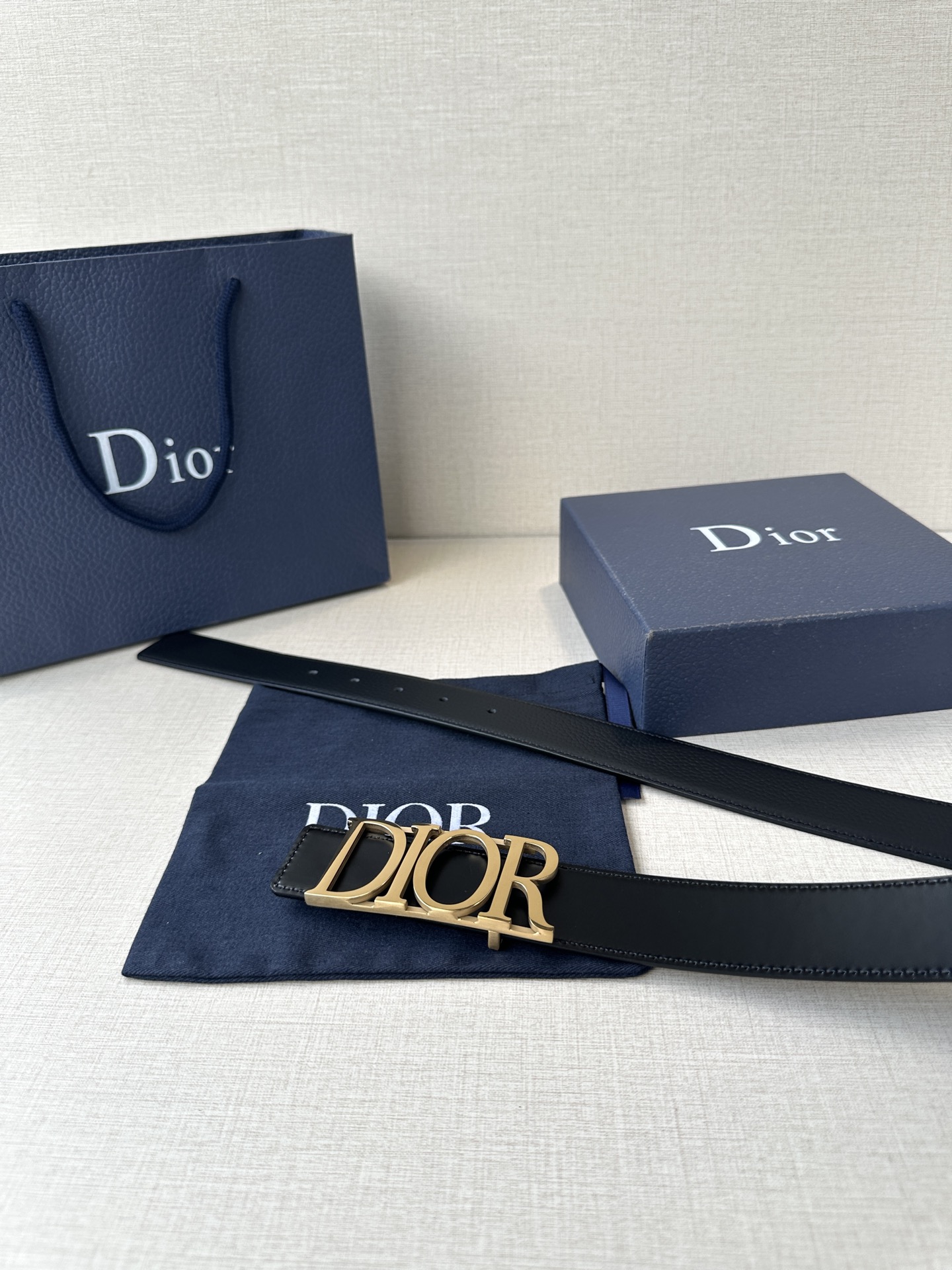  这款 D-Dream 腰带是春夏成衣系列新品，以时尚高雅全新演绎 Dior标志。采用头层牛皮精心制作，