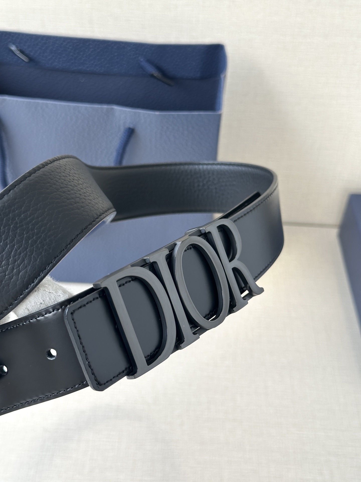  这款 D-Dream 腰带是春夏成衣系列新品，以时尚高雅全新演绎 Dior标志。采用头层牛皮精心制作，
