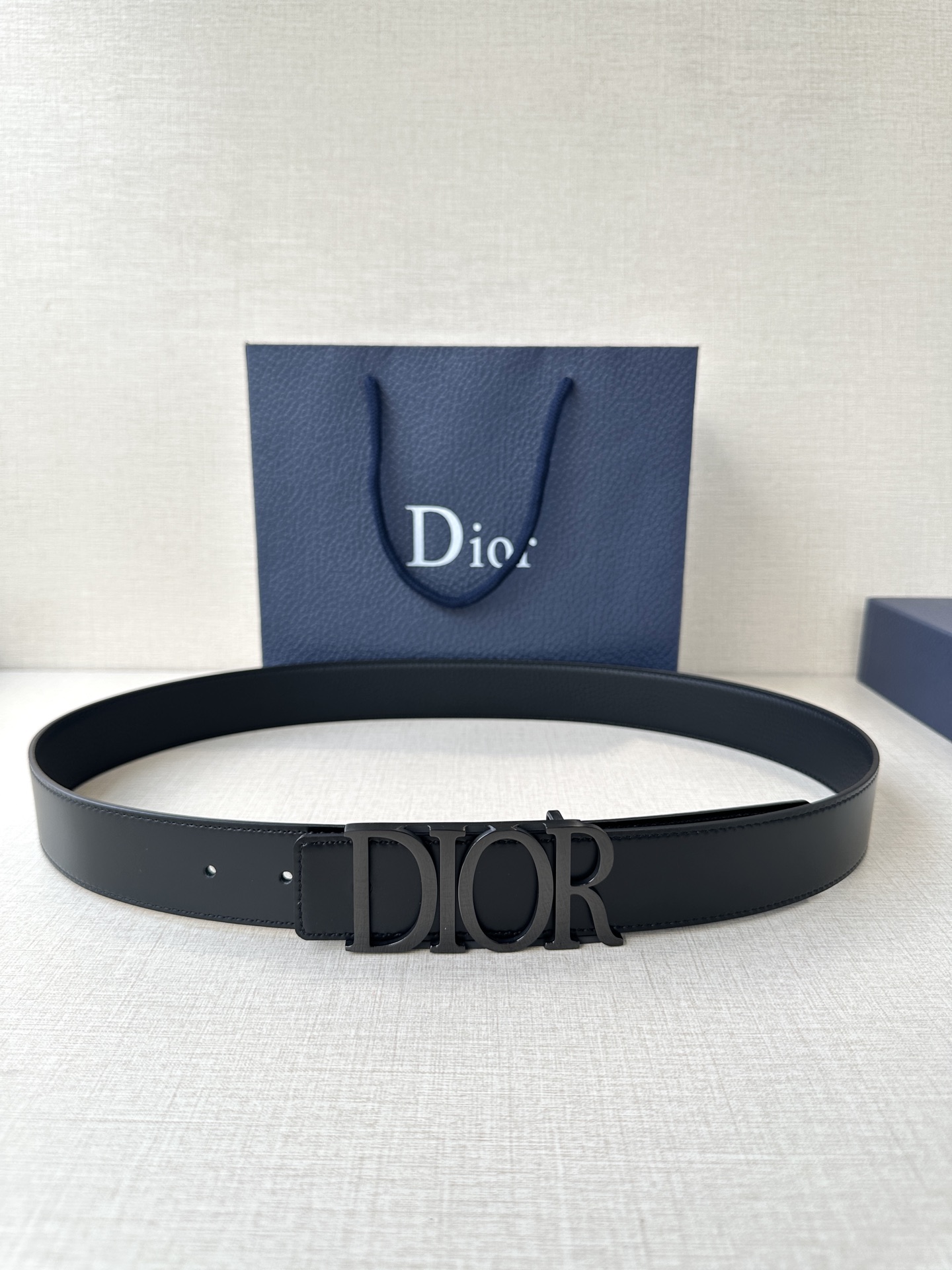 这款 D-Dream 腰带是春夏成衣系列新品，以时尚高雅全新演绎 Dior标志。采用头层牛皮精心制作，