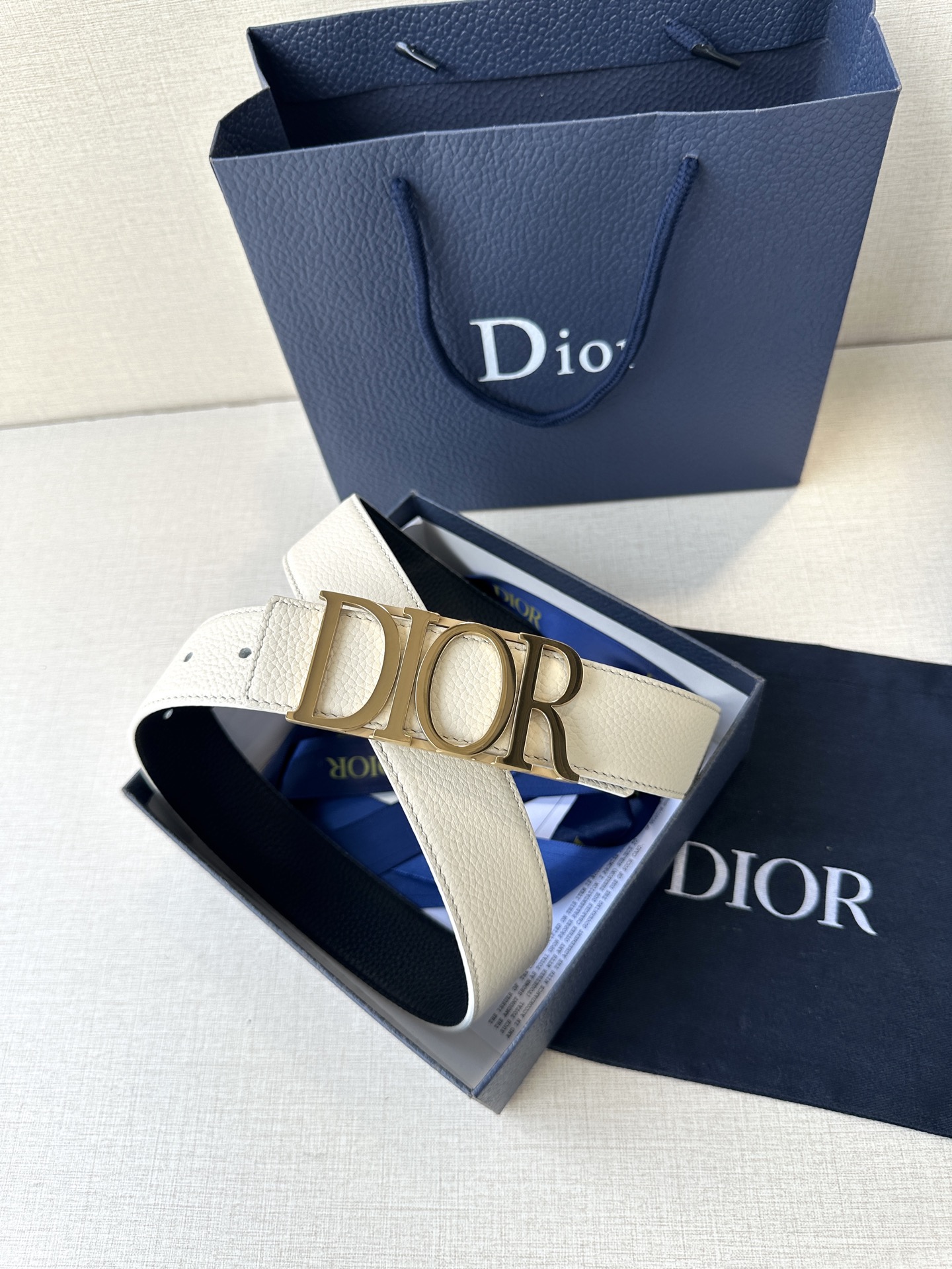  这款 D-Dream 腰带是春夏成衣系列新品，以时尚高雅全新演绎 Dior标志。采用头层牛皮精心制作，