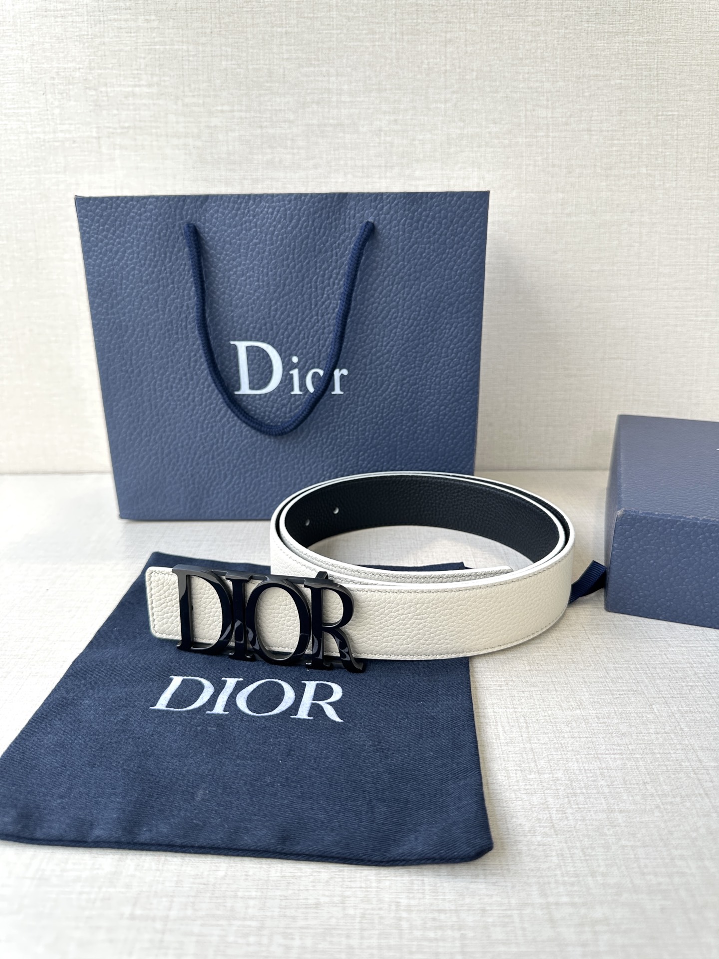  这款 D-Dream 腰带是春夏成衣系列新品，以时尚高雅全新演绎 Dior标志。采用头层牛皮精心制作，