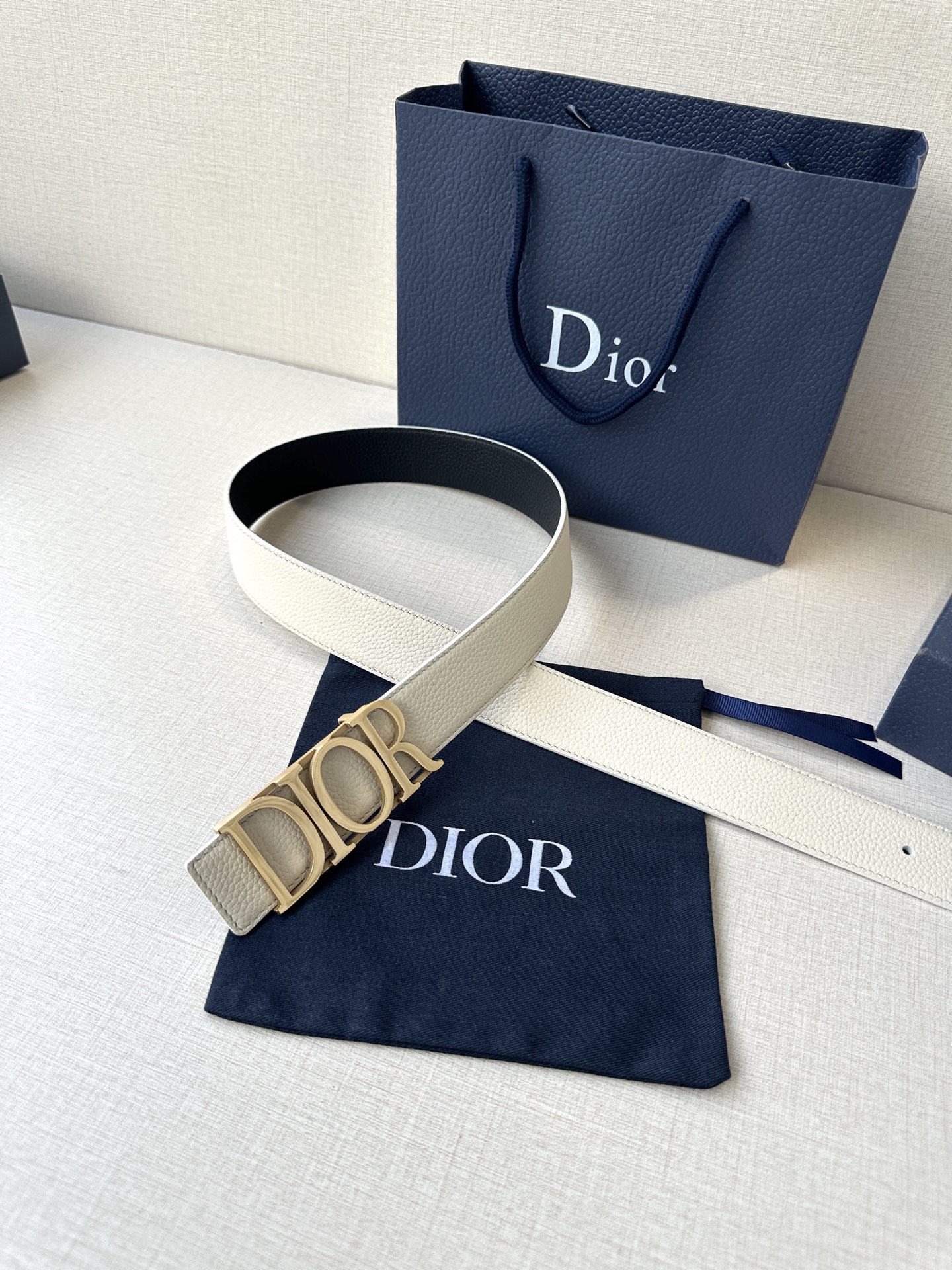  这款 D-Dream 腰带是春夏成衣系列新品，以时尚高雅全新演绎 Dior标志。采用头层牛皮精心制作，