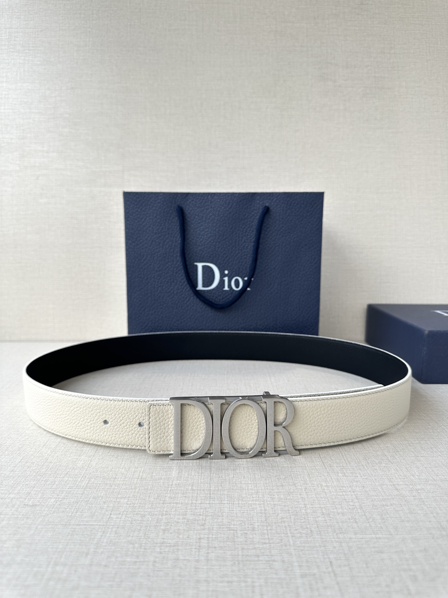  这款 D-Dream 腰带是春夏成衣系列新品，以时尚高雅全新演绎 Dior标志。采用头层牛皮精心制作，