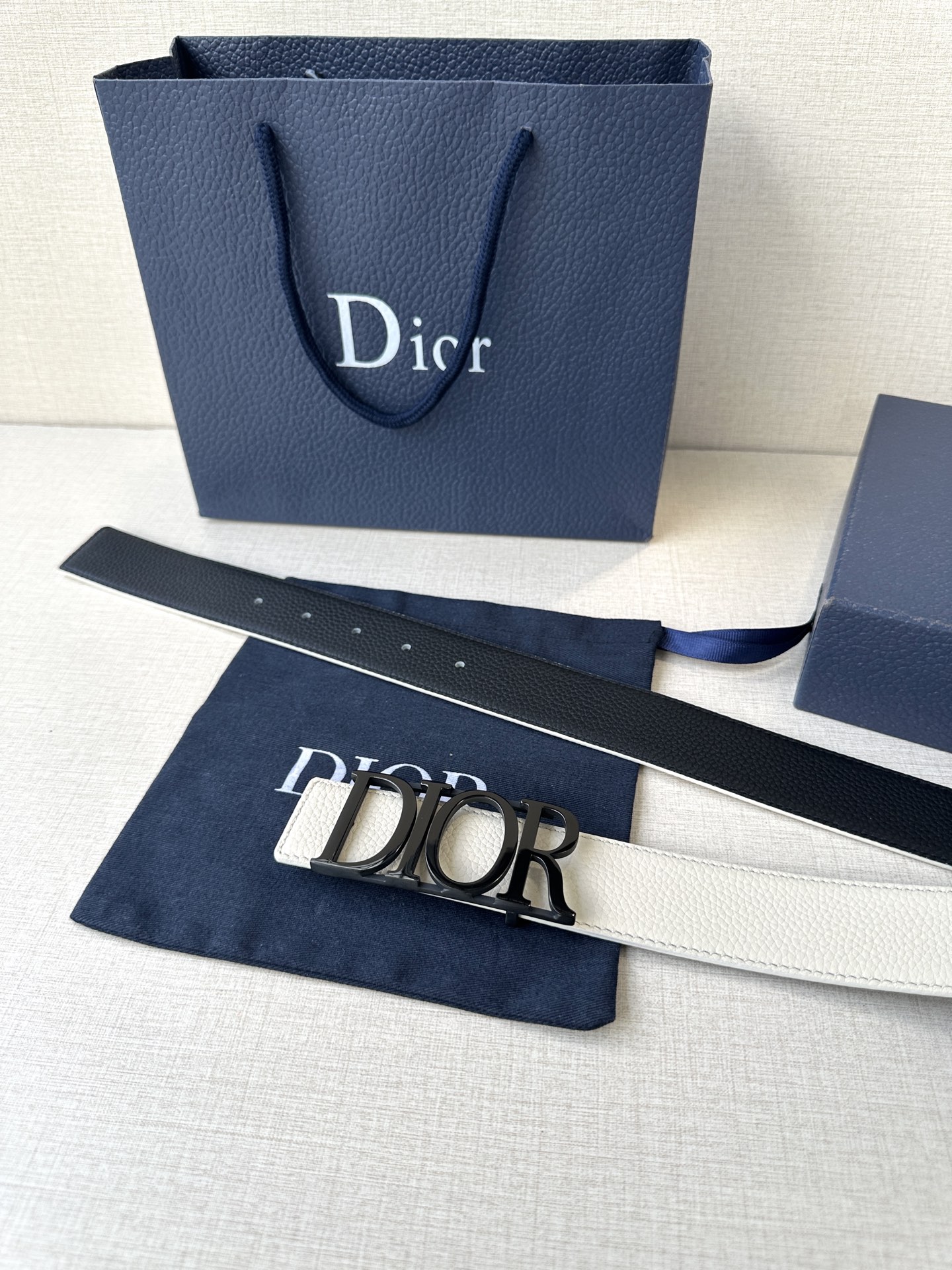  这款 D-Dream 腰带是春夏成衣系列新品，以时尚高雅全新演绎 Dior标志。采用头层牛皮精心制作，
