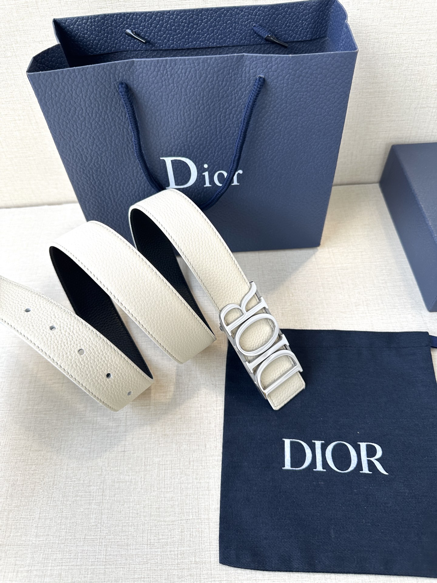  这款 D-Dream 腰带是春夏成衣系列新品，以时尚高雅全新演绎 Dior标志。采用头层牛皮精心制作，