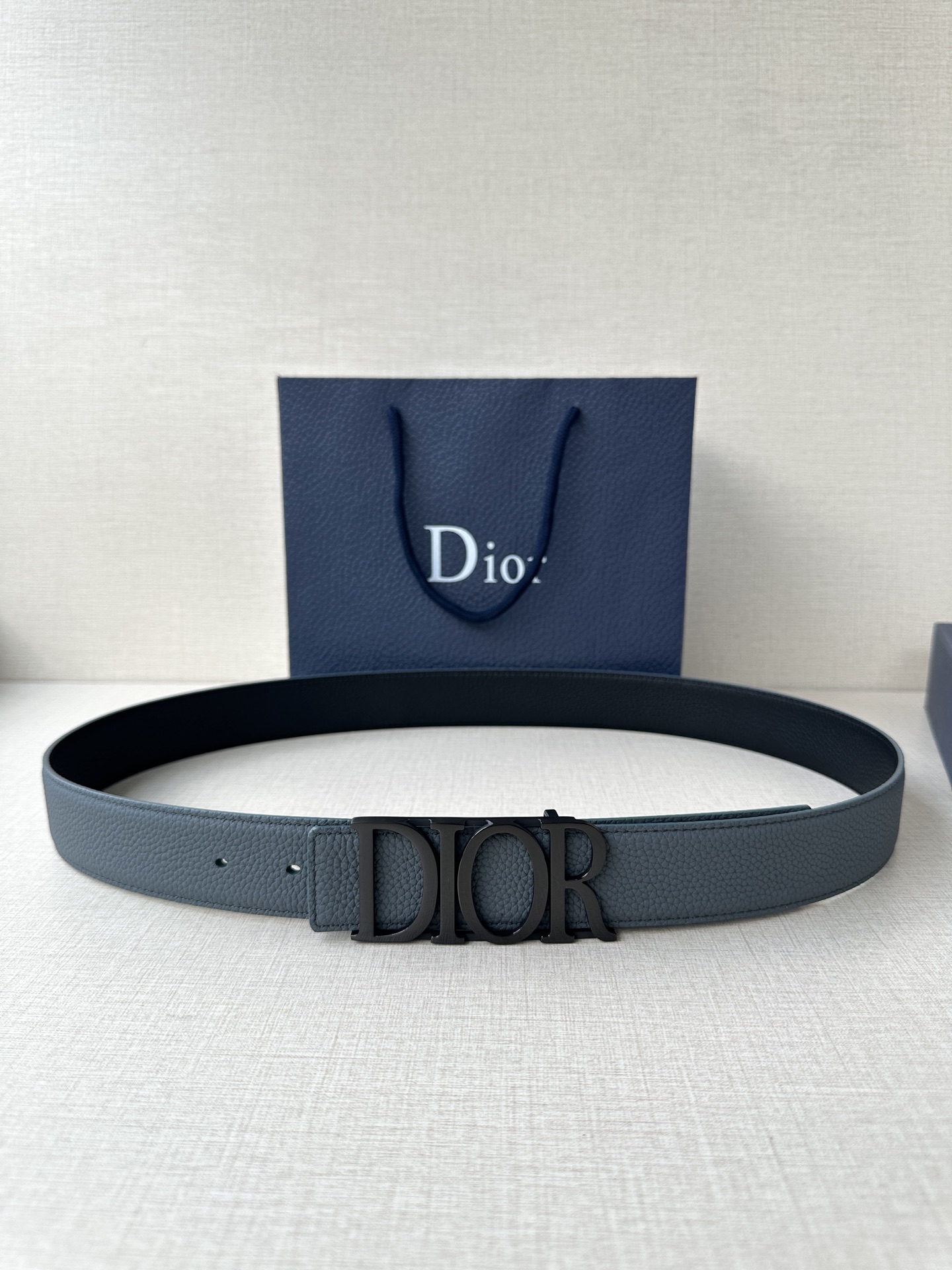  这款 D-Dream 腰带是春夏成衣系列新品，以时尚高雅全新演绎 Dior标志。采用头层牛皮精心制作，