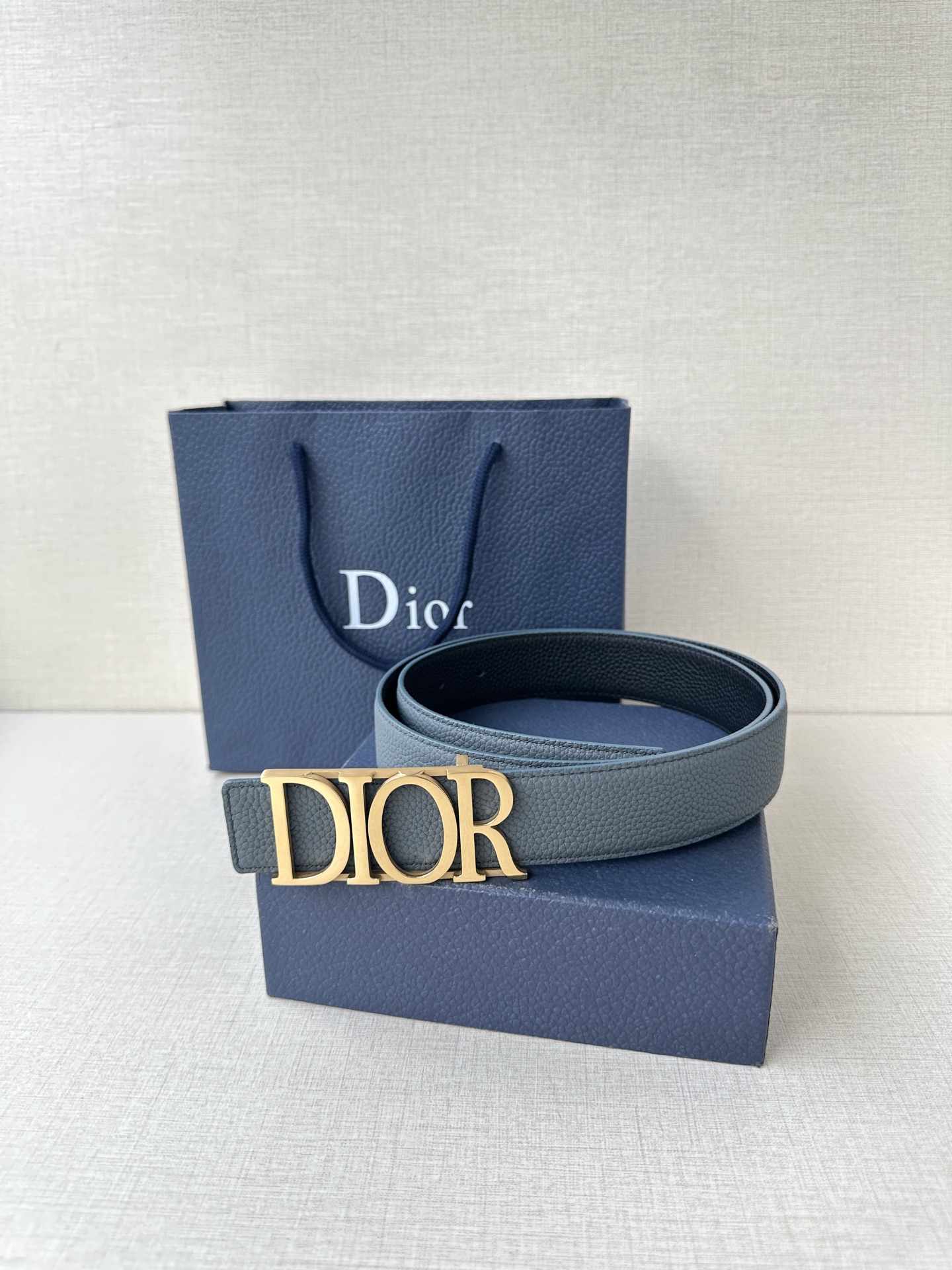  这款 D-Dream 腰带是春夏成衣系列新品，以时尚高雅全新演绎 Dior标志。采用头层牛皮精心制作，