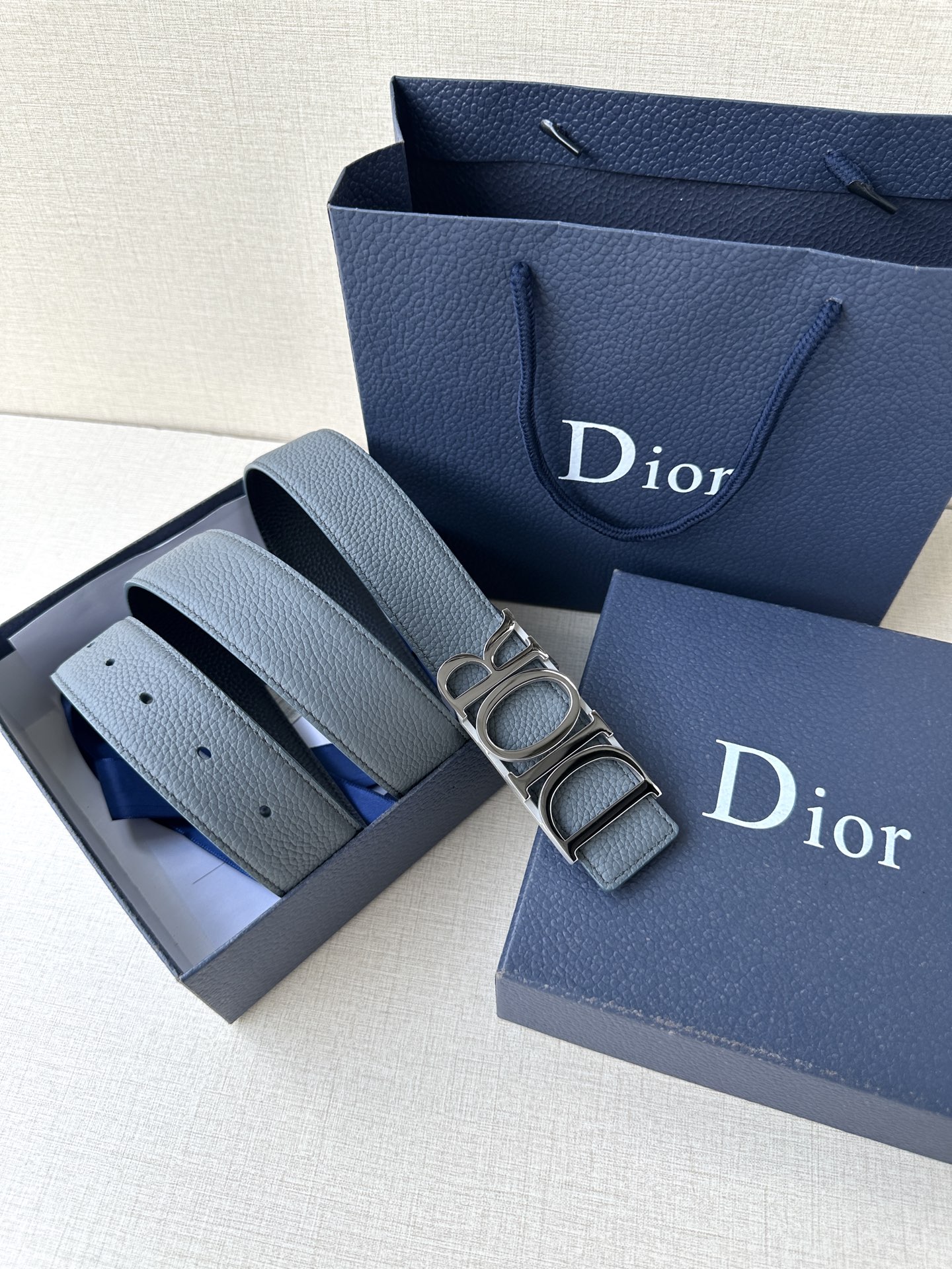  这款 D-Dream 腰带是春夏成衣系列新品，以时尚高雅全新演绎 Dior标志。采用头层牛皮精心制作，