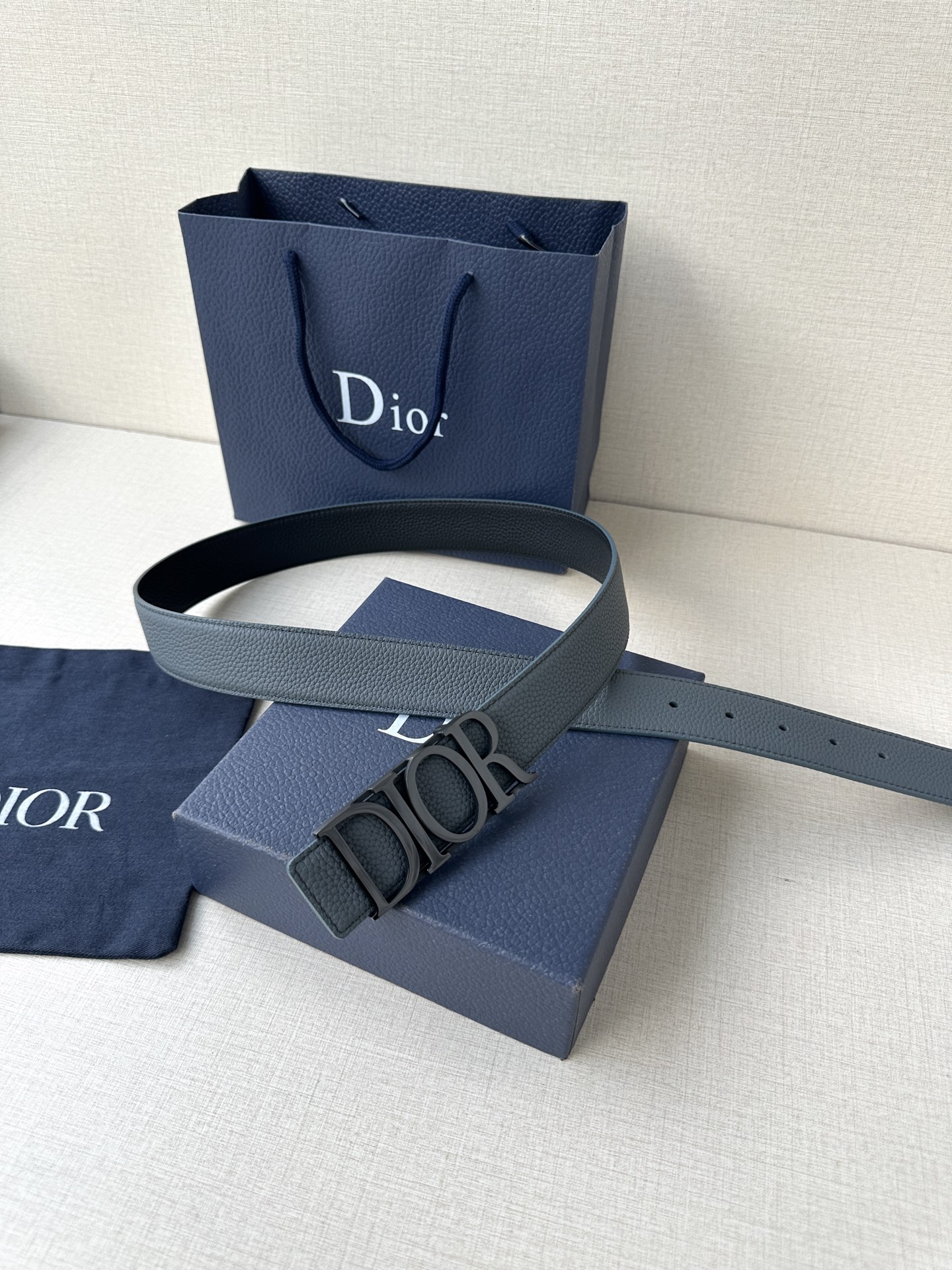  这款 D-Dream 腰带是春夏成衣系列新品，以时尚高雅全新演绎 Dior标志。采用头层牛皮精心制作，