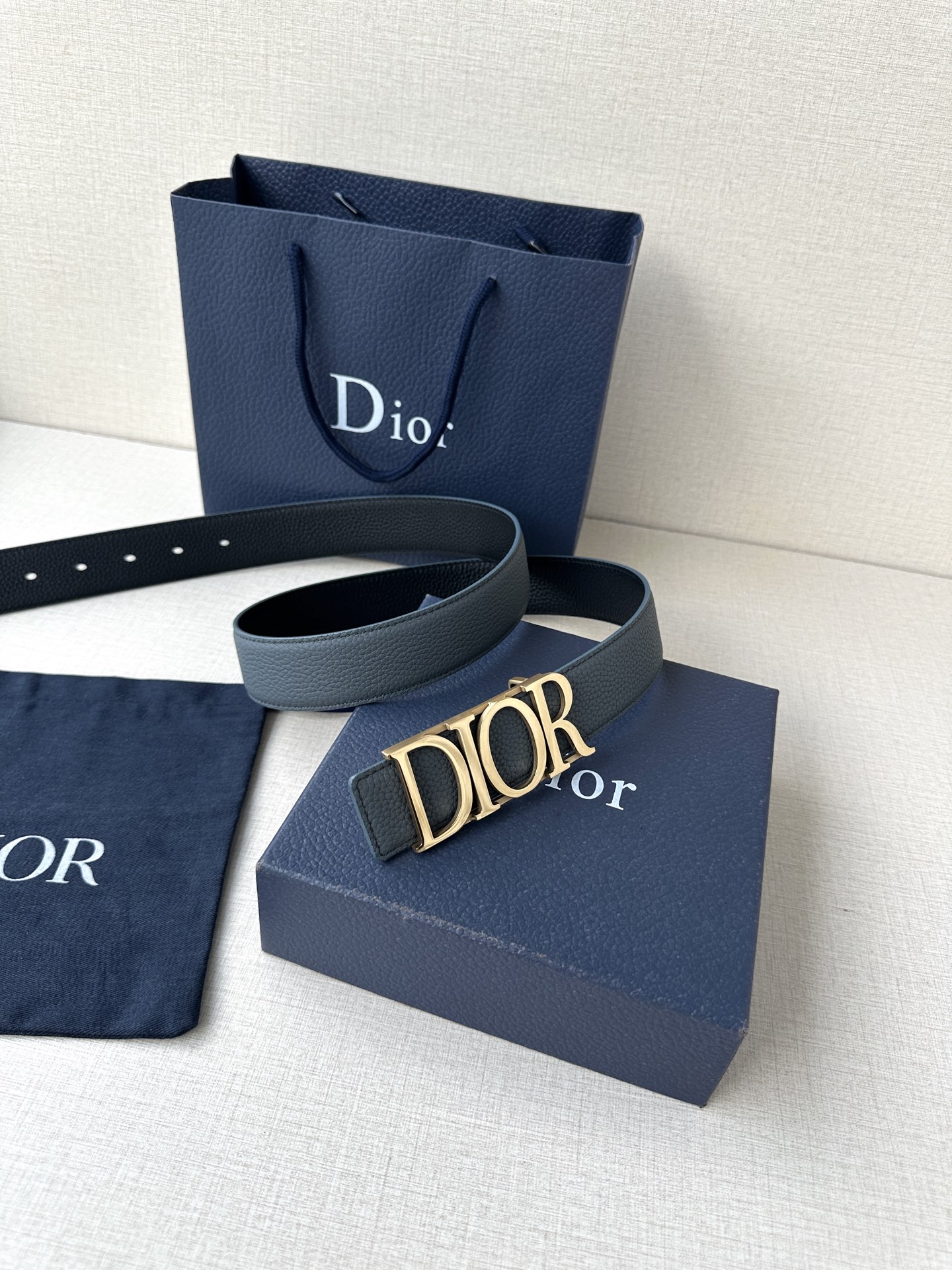  这款 D-Dream 腰带是春夏成衣系列新品，以时尚高雅全新演绎 Dior标志。采用头层牛皮精心制作，