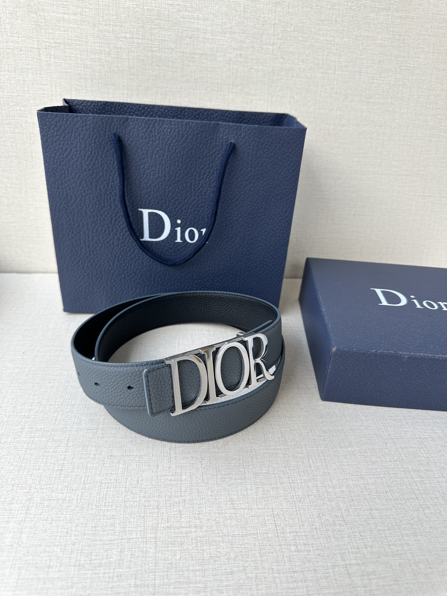  这款 D-Dream 腰带是春夏成衣系列新品，以时尚高雅全新演绎 Dior标志。采用头层牛皮精心制作，