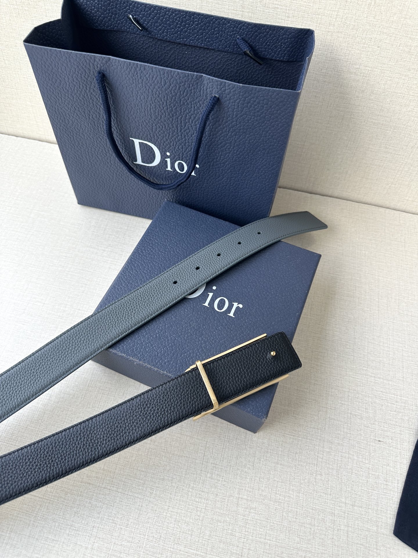  这款 D-Dream 腰带是春夏成衣系列新品，以时尚高雅全新演绎 Dior标志。采用头层牛皮精心制作，