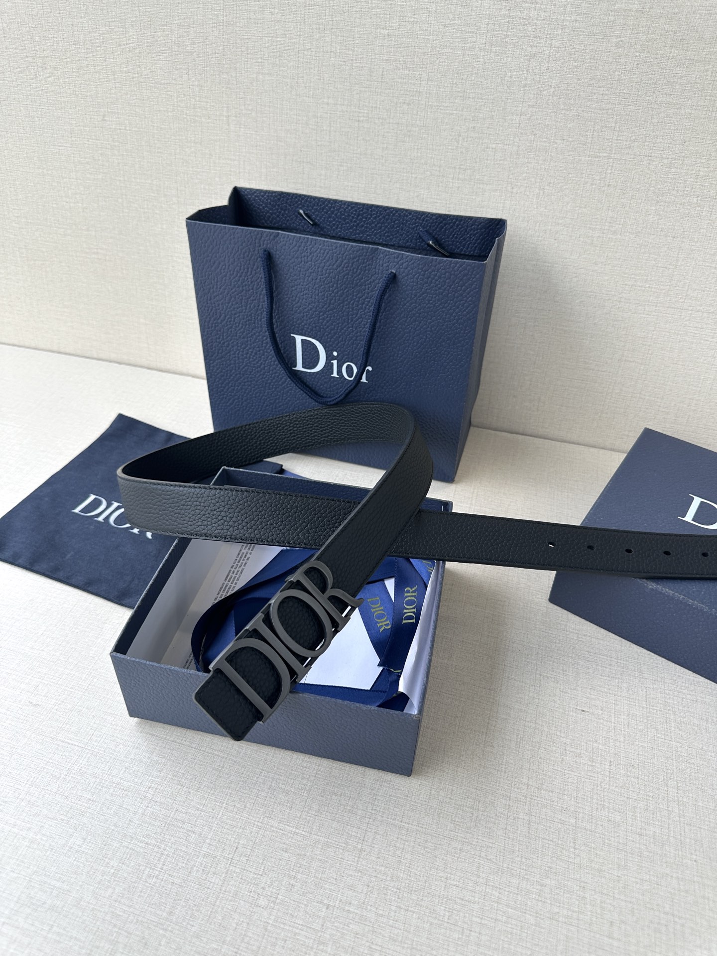  这款 D-Dream 腰带是春夏成衣系列新品，以时尚高雅全新演绎 Dior标志。采用头层牛皮精心制作，