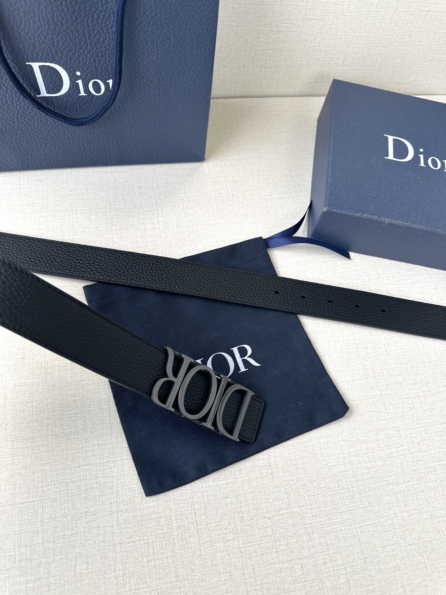  这款 D-Dream 腰带是春夏成衣系列新品，以时尚高雅全新演绎 Dior标志。采用头层牛皮精心制作，