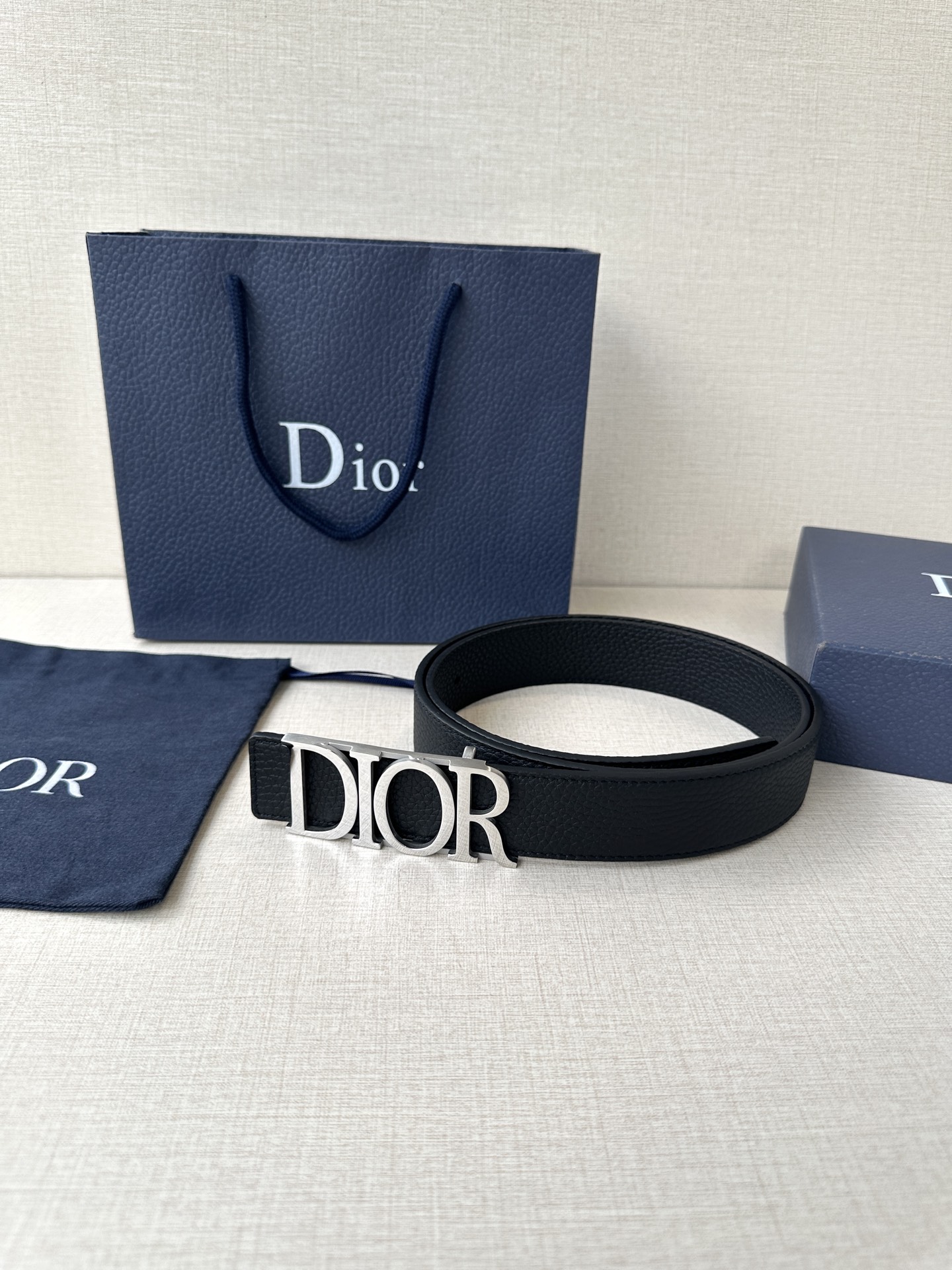  这款 D-Dream 腰带是春夏成衣系列新品，以时尚高雅全新演绎 Dior标志。采用头层牛皮精心制作，