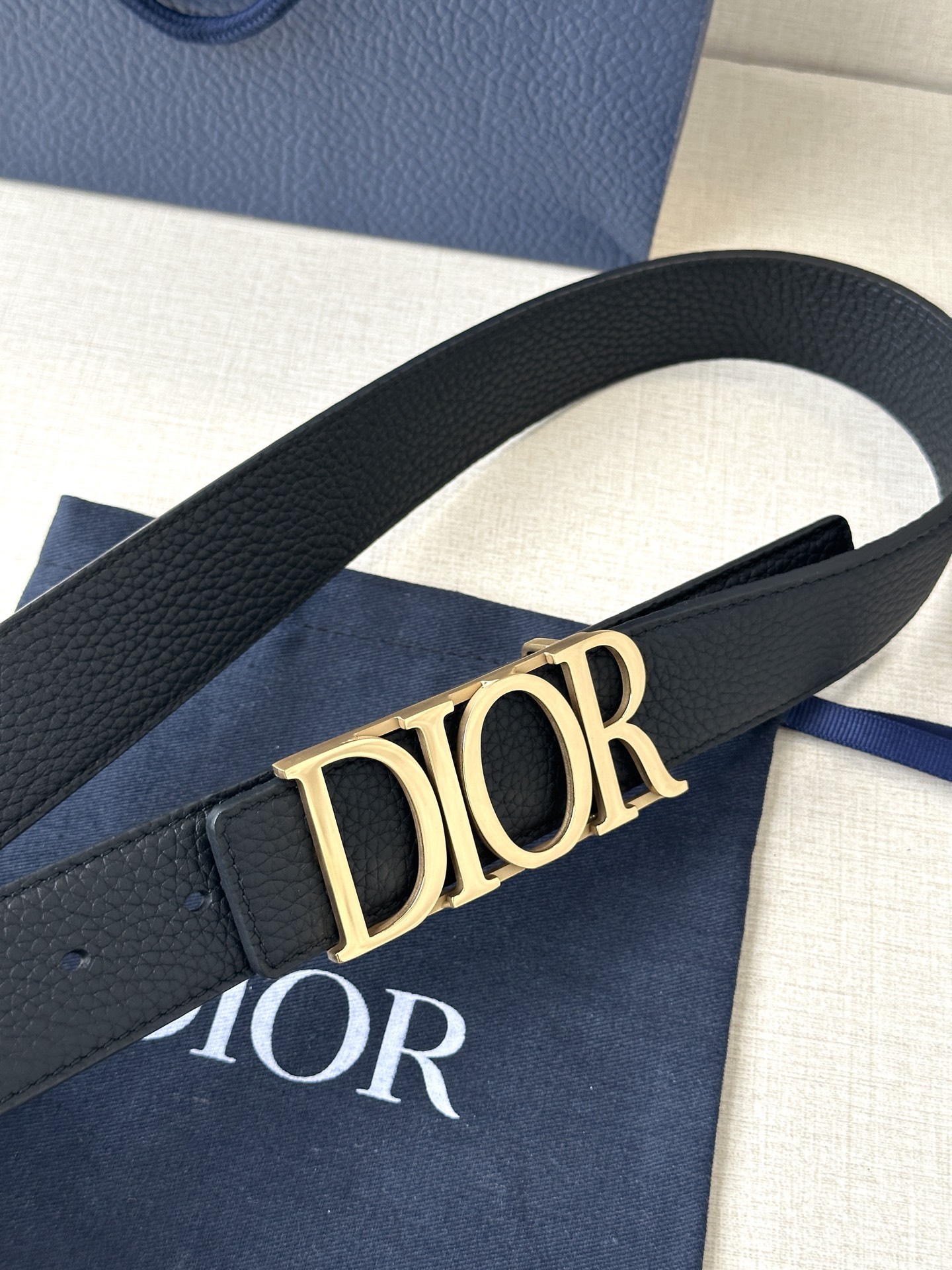 这款 D-Dream 腰带是春夏成衣系列新品，以时尚高雅全新演绎 Dior标志。采用头层牛皮精心制作，