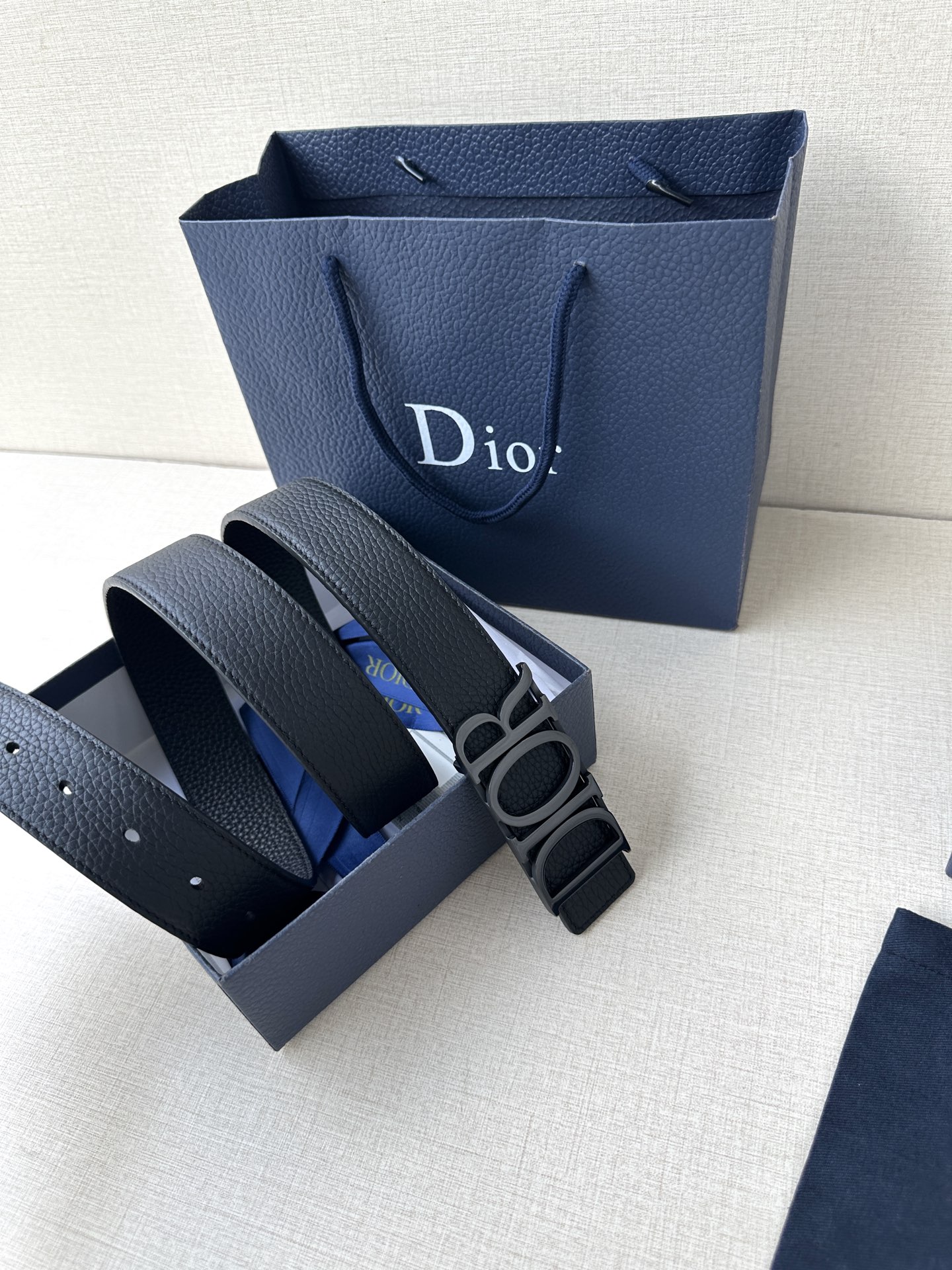  这款 D-Dream 腰带是春夏成衣系列新品，以时尚高雅全新演绎 Dior标志。采用头层牛皮精心制作，