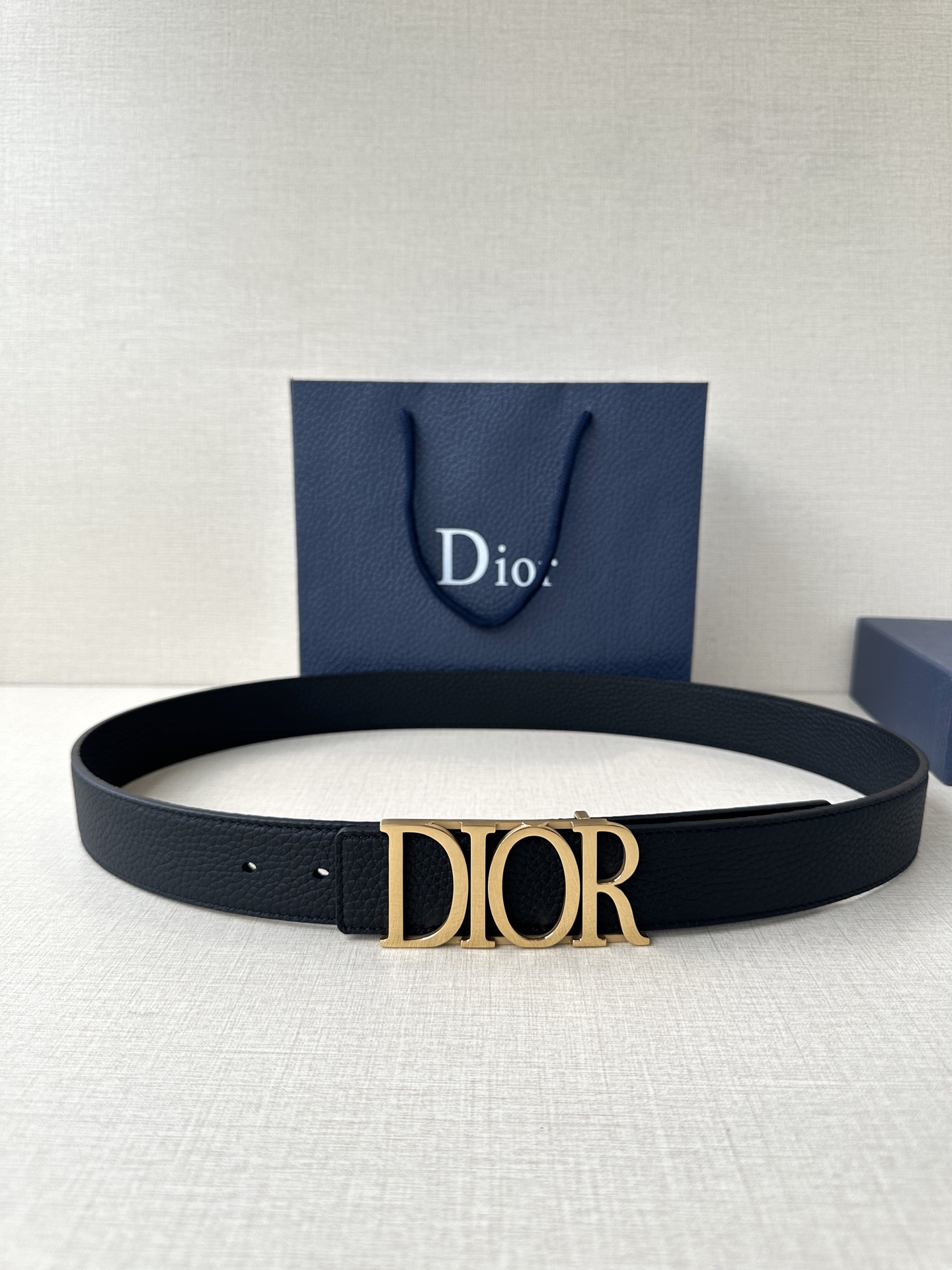  这款 D-Dream 腰带是春夏成衣系列新品，以时尚高雅全新演绎 Dior标志。采用头层牛皮精心制作，