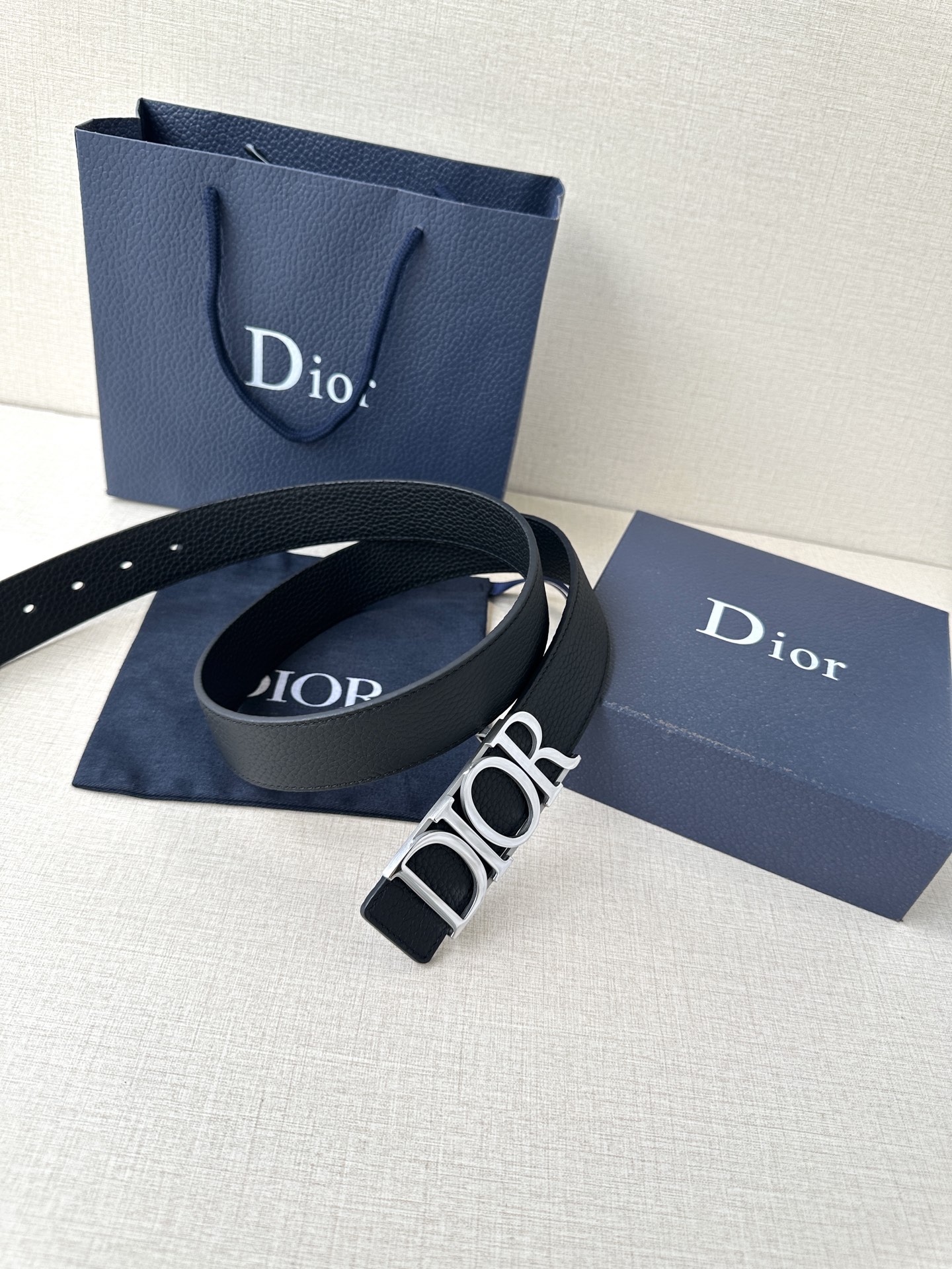  这款 D-Dream 腰带是春夏成衣系列新品，以时尚高雅全新演绎 Dior标志。采用头层牛皮精心制作，