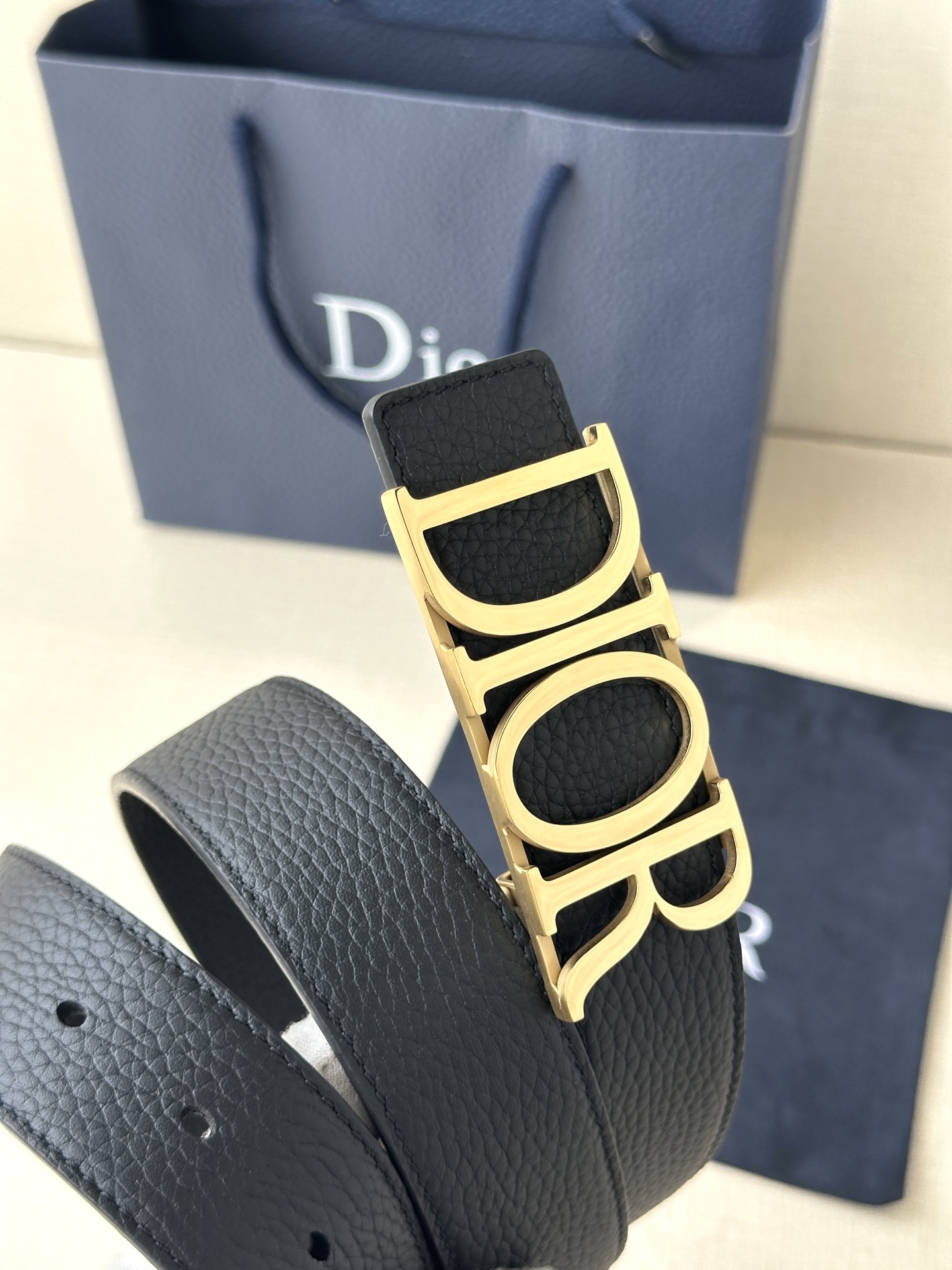  这款 D-Dream 腰带是春夏成衣系列新品，以时尚高雅全新演绎 Dior标志。采用头层牛皮精心制作，