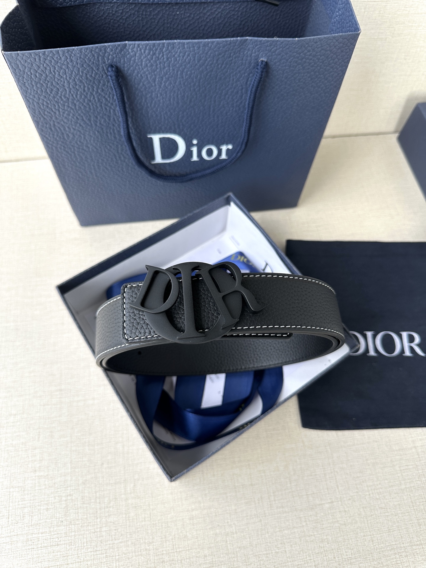 宽度3 5cm 这款 Dior Charm腰带扣以饰面不锈钢打造
