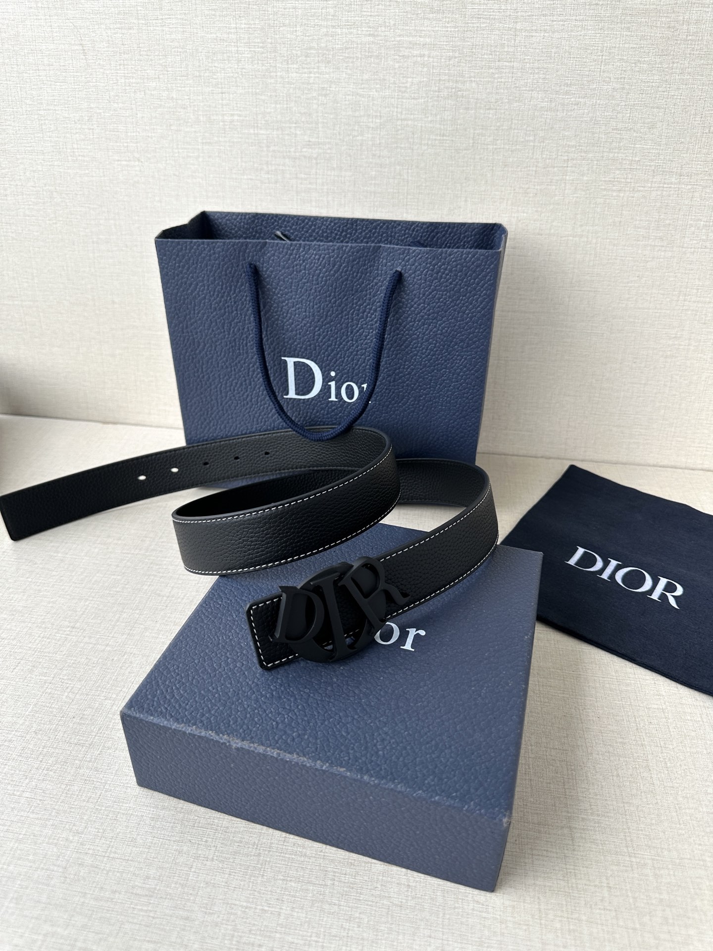 宽度3 5cm 这款 Dior Charm腰带扣以饰面不锈钢打造