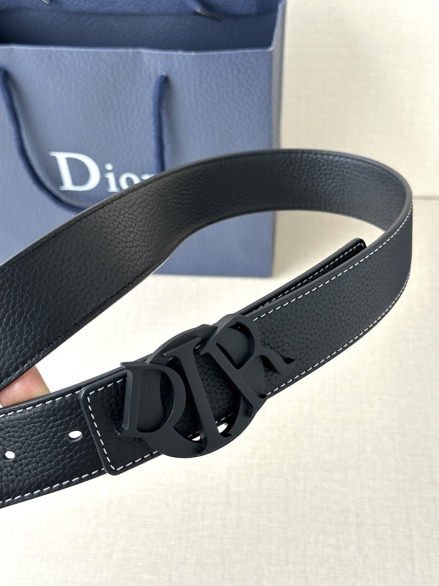 宽度3 5cm 这款 Dior Charm腰带扣以饰面不锈钢打造