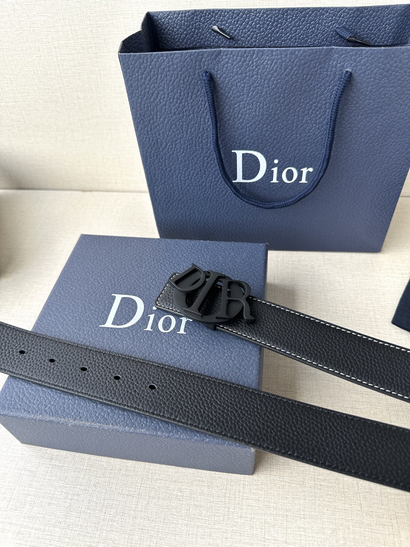 宽度3 5cm 这款 Dior Charm腰带扣以饰面不锈钢打造