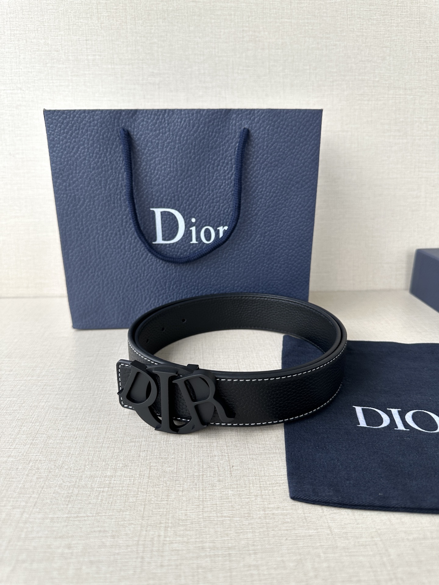 宽度3 5cm 这款 Dior Charm腰带扣以饰面不锈钢打造