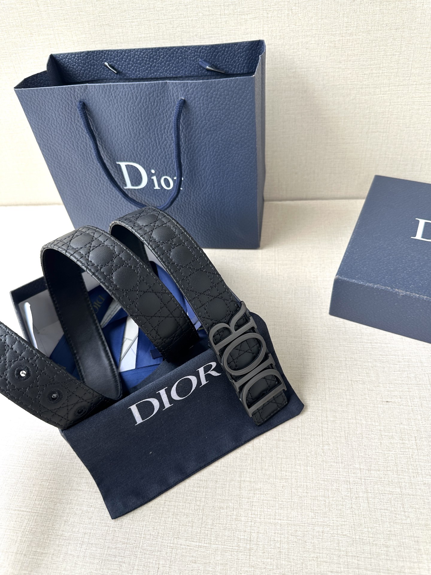 这款 D-Dream 腰带是春夏成衣系列新品，以时尚高雅全新演绎 Dior标志。采用头层牛皮精心制作，搭