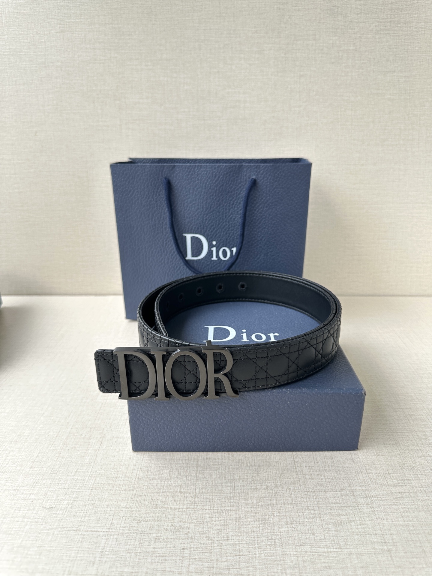 这款 D-Dream 腰带是春夏成衣系列新品，以时尚高雅全新演绎 Dior标志。采用头层牛皮精心制作，搭