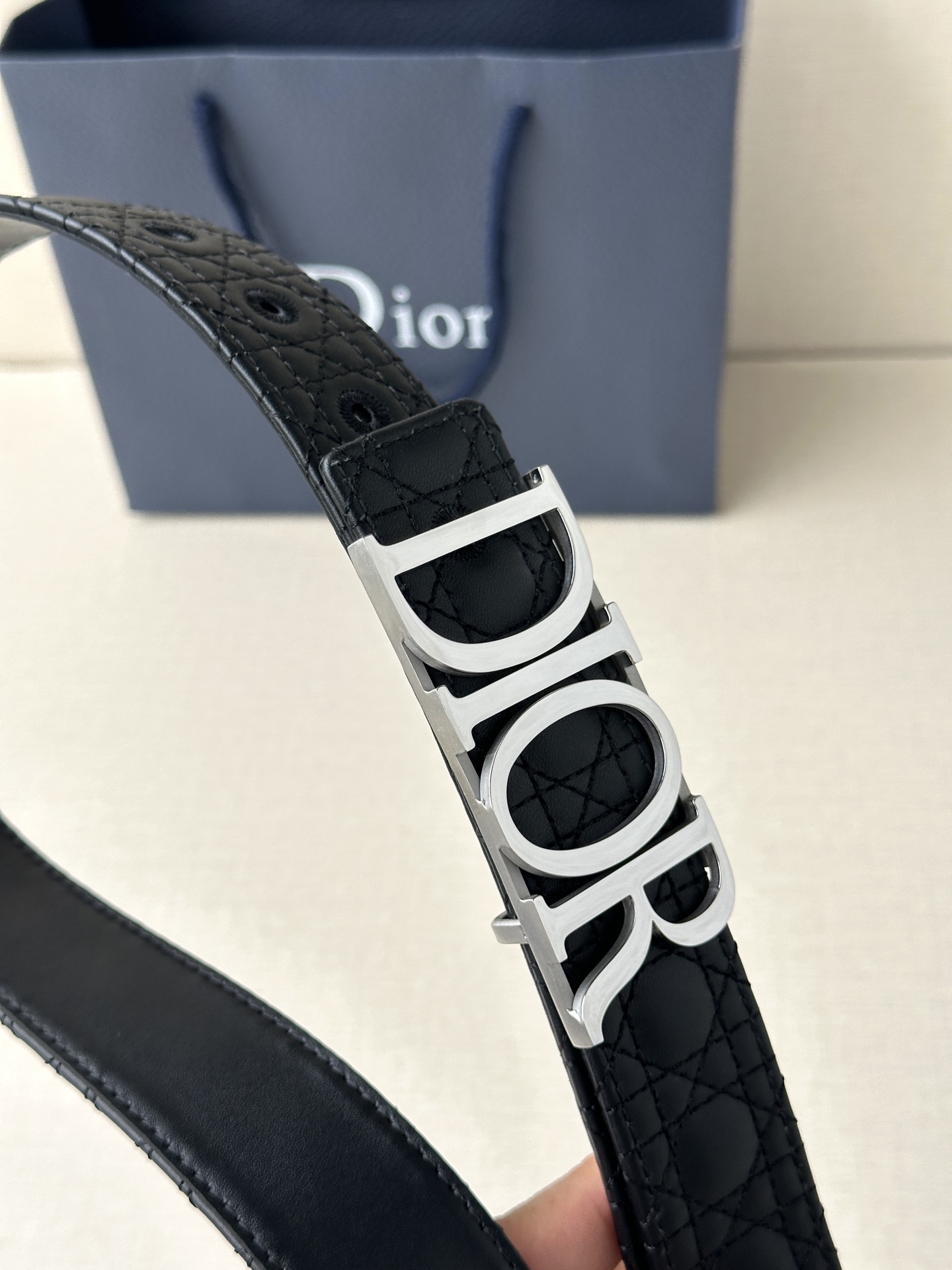 这款 D-Dream 腰带是春夏成衣系列新品，以时尚高雅全新演绎 Dior标志。采用头层牛皮精心制作，搭