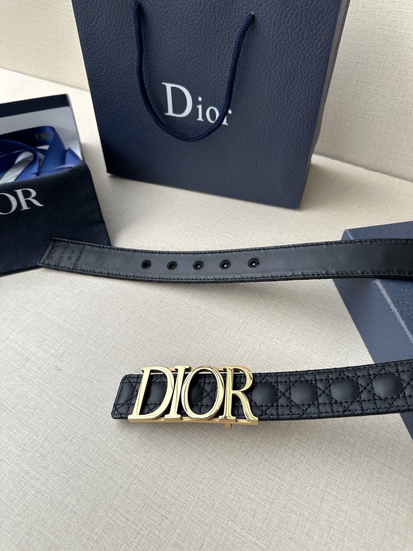 这款 D-Dream 腰带是春夏成衣系列新品，以时尚高雅全新演绎 Dior标志。采用头层牛皮精心制作，搭