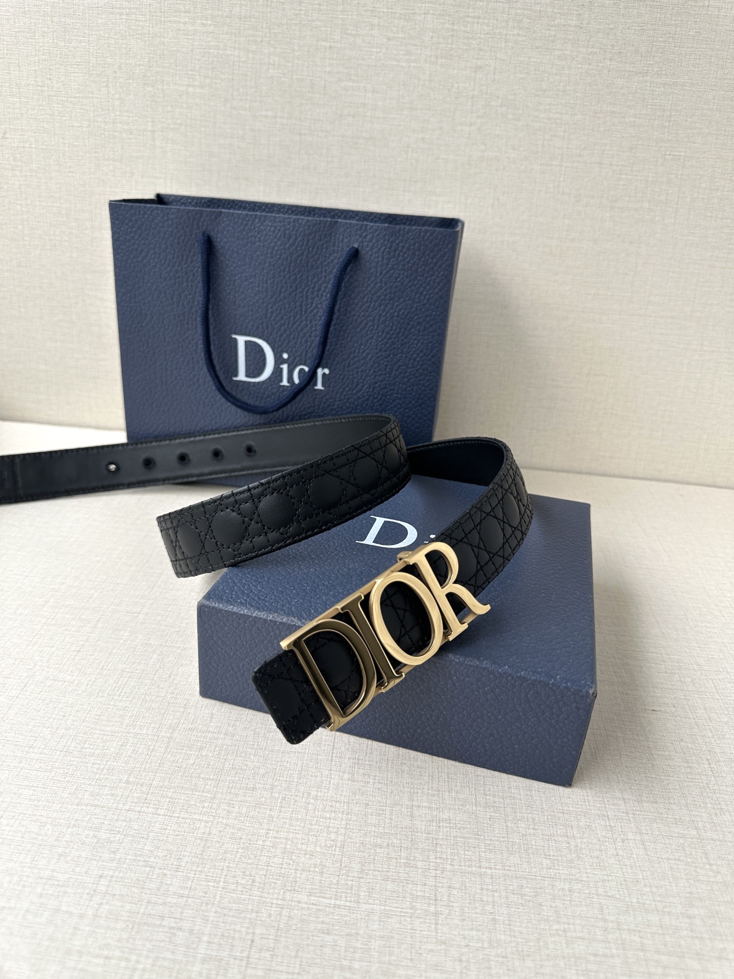 这款 D-Dream 腰带是春夏成衣系列新品，以时尚高雅全新演绎 Dior标志。采用头层牛皮精心制作，搭