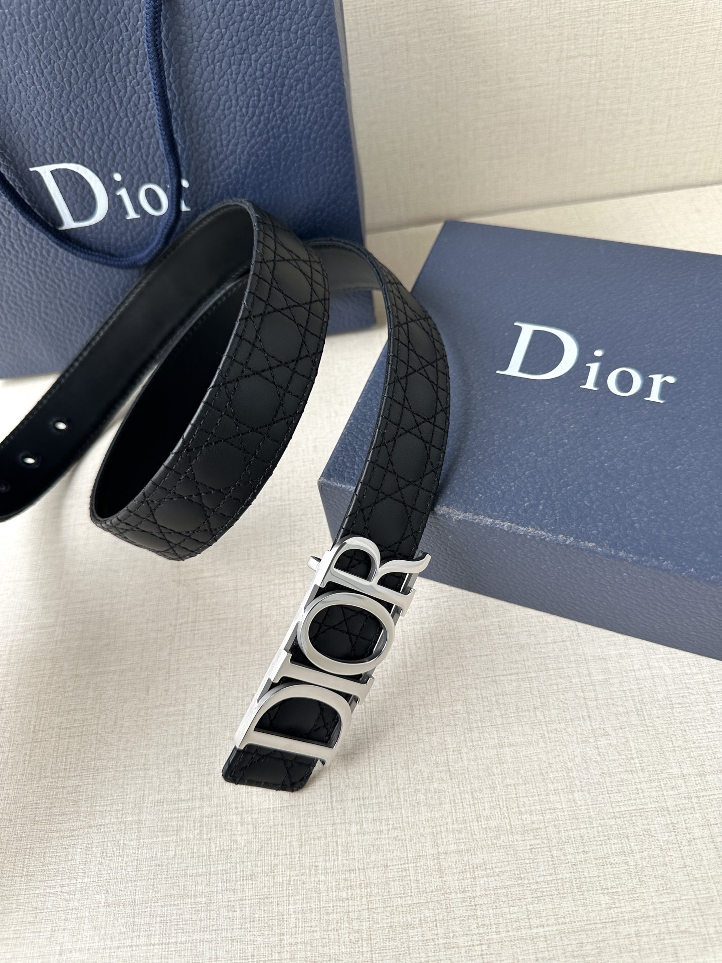 这款 D-Dream 腰带是春夏成衣系列新品，以时尚高雅全新演绎 Dior标志。采用头层牛皮精心制作，搭