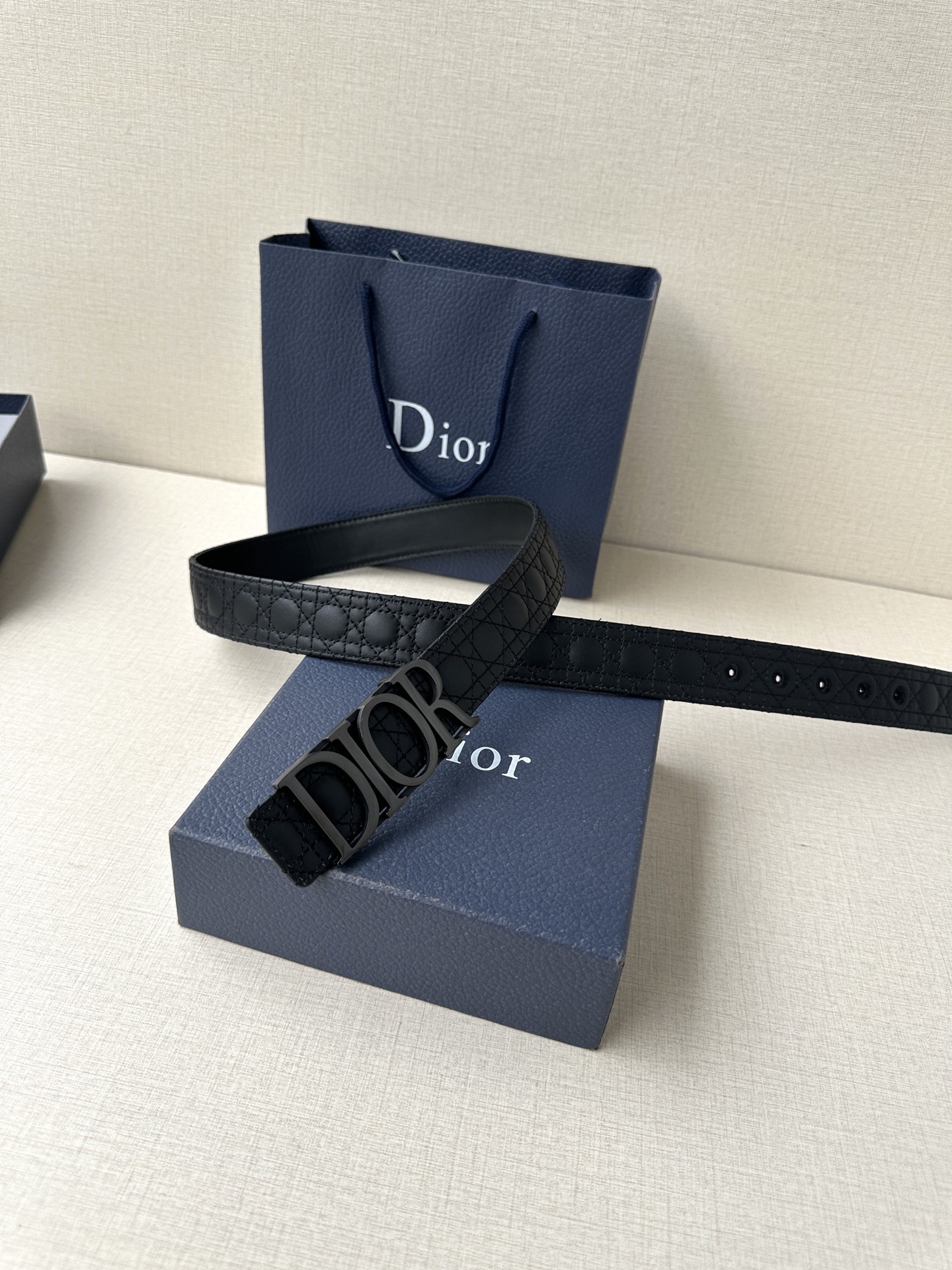 这款 D-Dream 腰带是春夏成衣系列新品，以时尚高雅全新演绎 Dior标志。采用头层牛皮精心制作，搭