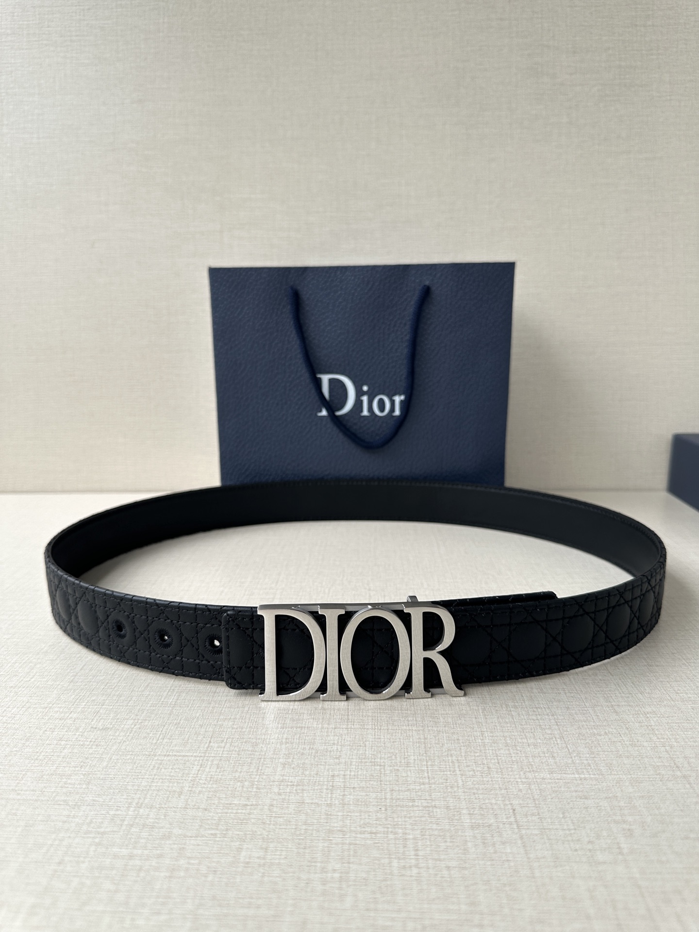 这款 D-Dream 腰带是春夏成衣系列新品，以时尚高雅全新演绎 Dior标志。采用头层牛皮精心制作，搭