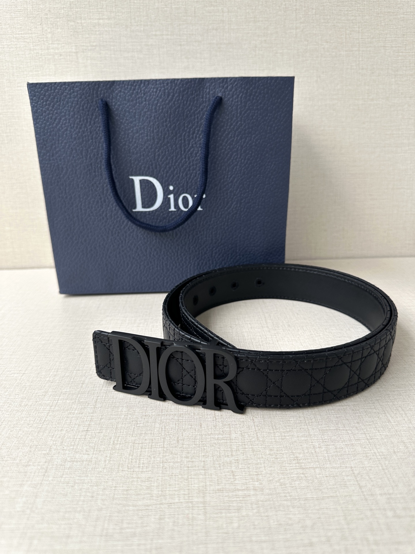 这款 D-Dream 腰带是春夏成衣系列新品，以时尚高雅全新演绎 Dior标志。采用头层牛皮精心制作，搭