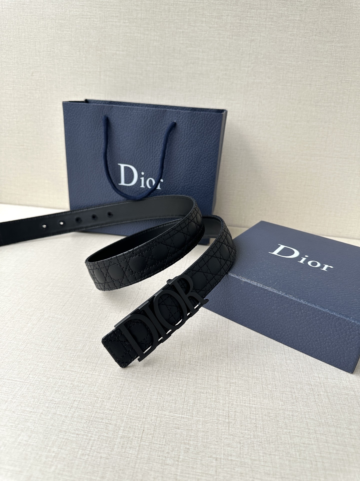 这款 D-Dream 腰带是春夏成衣系列新品，以时尚高雅全新演绎 Dior标志。采用头层牛皮精心制作，搭