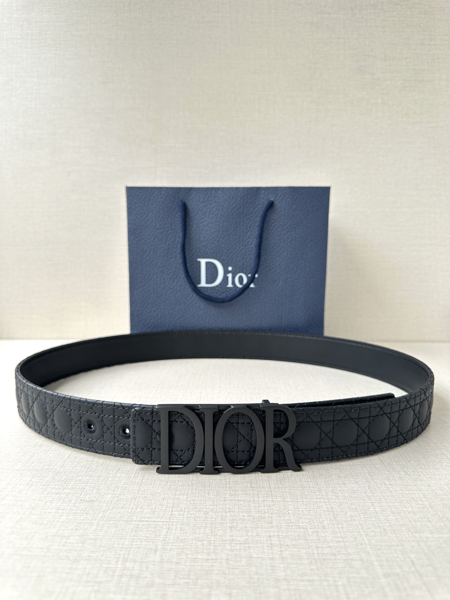 这款 D-Dream 腰带是春夏成衣系列新品，以时尚高雅全新演绎 Dior标志。采用头层牛皮精心制作，搭