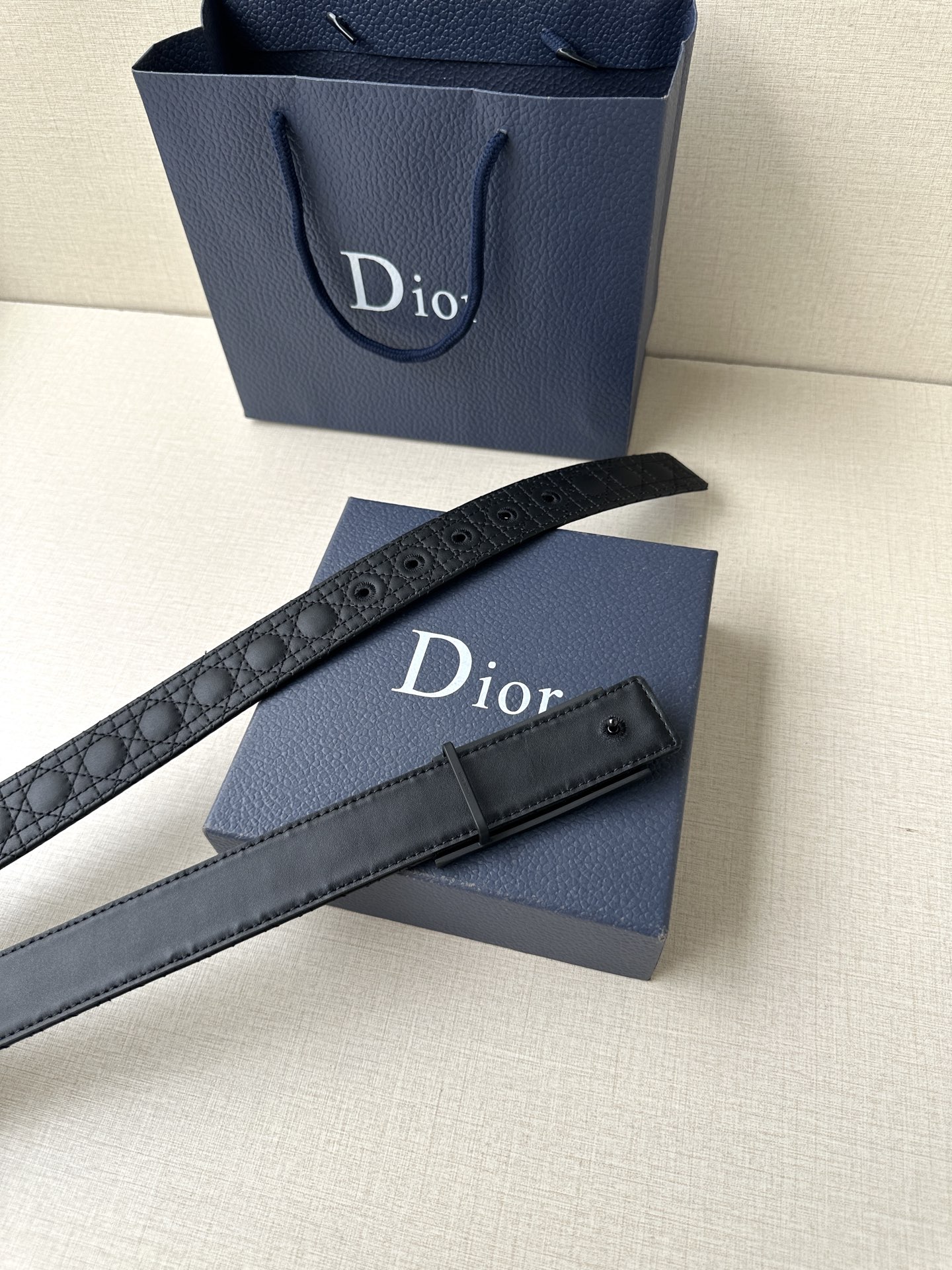 这款 D-Dream 腰带是春夏成衣系列新品，以时尚高雅全新演绎 Dior标志。采用头层牛皮精心制作，搭