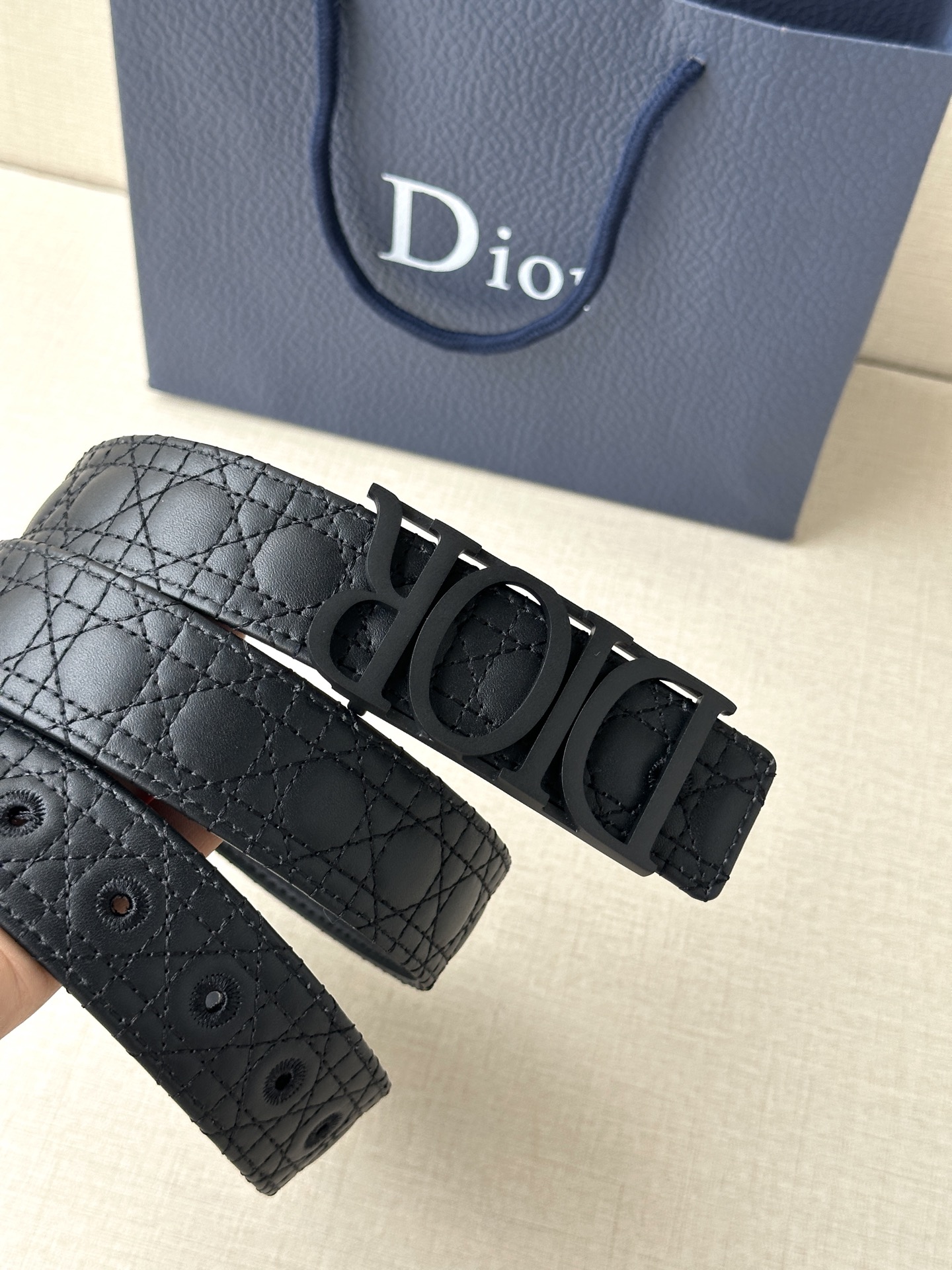 这款 D-Dream 腰带是春夏成衣系列新品，以时尚高雅全新演绎 Dior标志。采用头层牛皮精心制作，搭