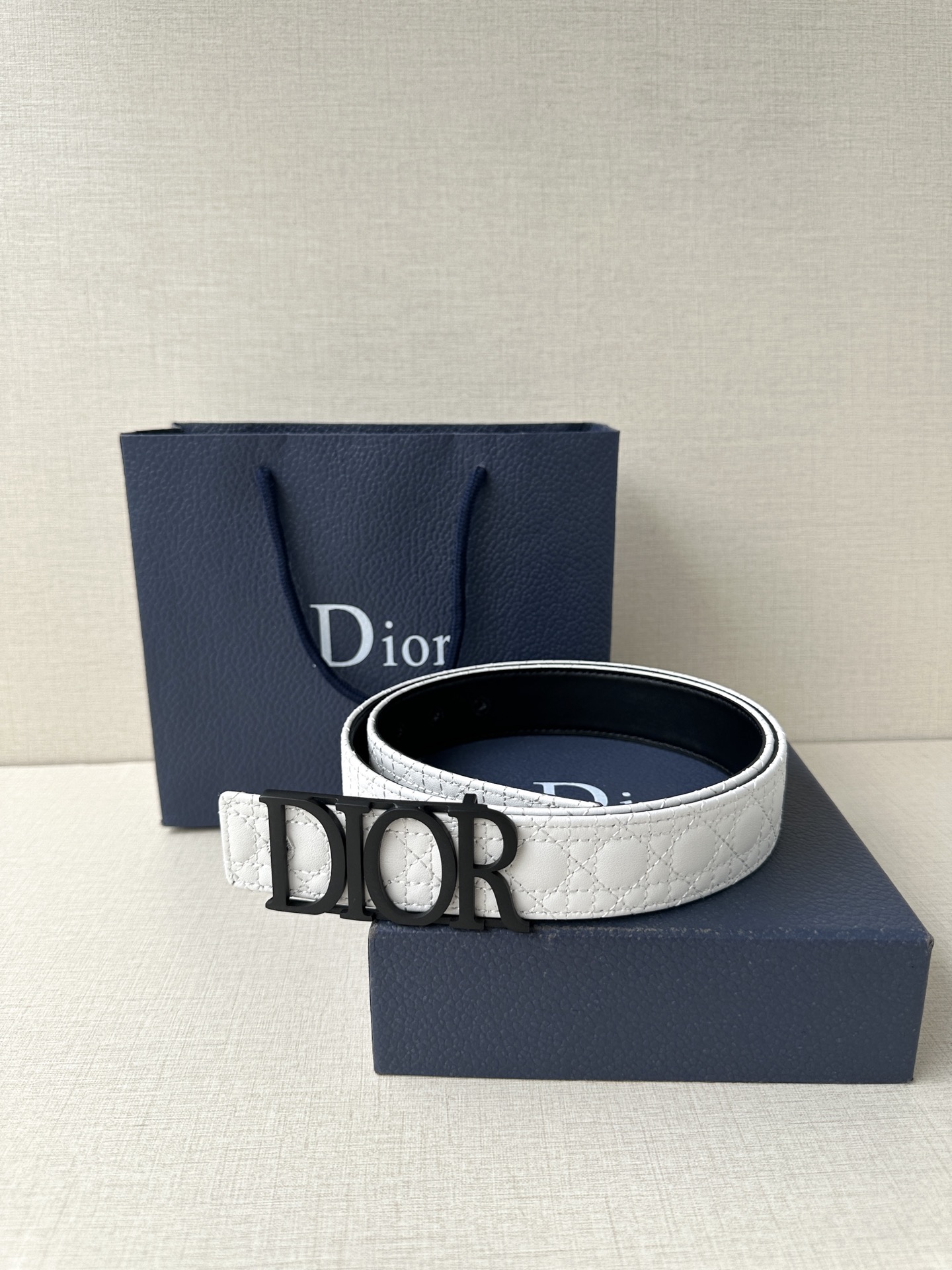 这款 D-Dream 腰带是春夏成衣系列新品，以时尚高雅全新演绎 Dior标志。采用头层牛皮精心制作，搭