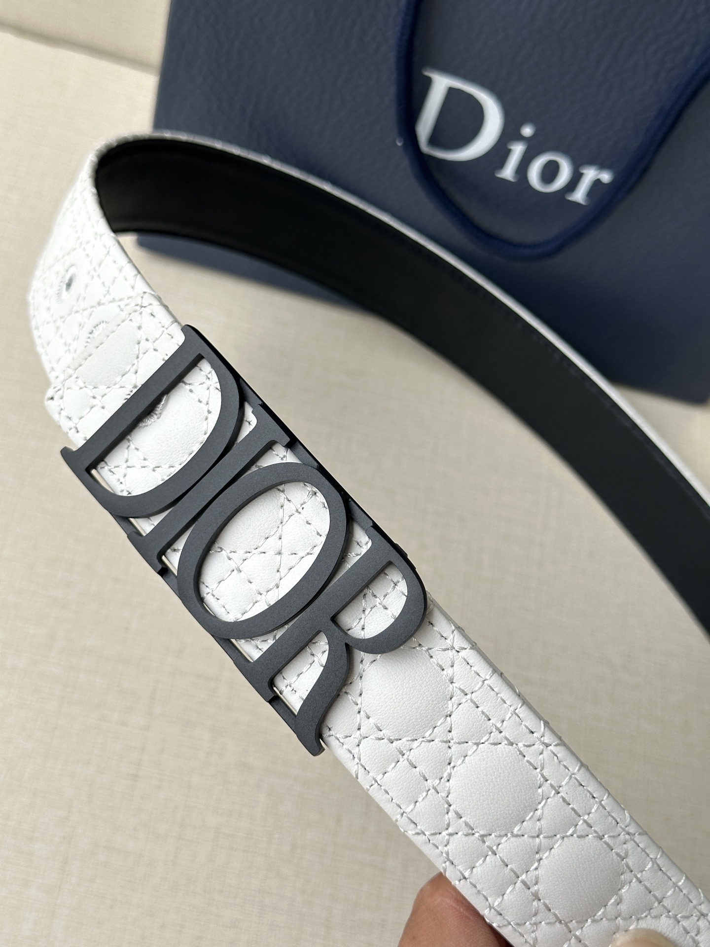 这款 D-Dream 腰带是春夏成衣系列新品，以时尚高雅全新演绎 Dior标志。采用头层牛皮精心制作，搭