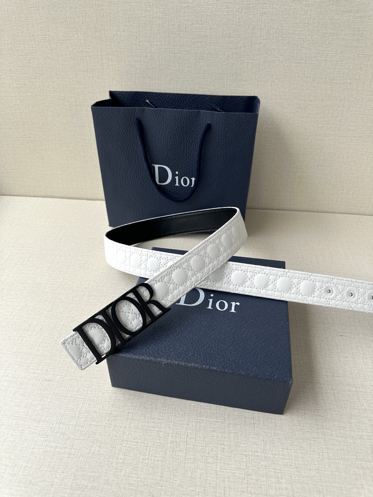 这款 D-Dream 腰带是春夏成衣系列新品，以时尚高雅全新演绎 Dior标志。采用头层牛皮精心制作，搭