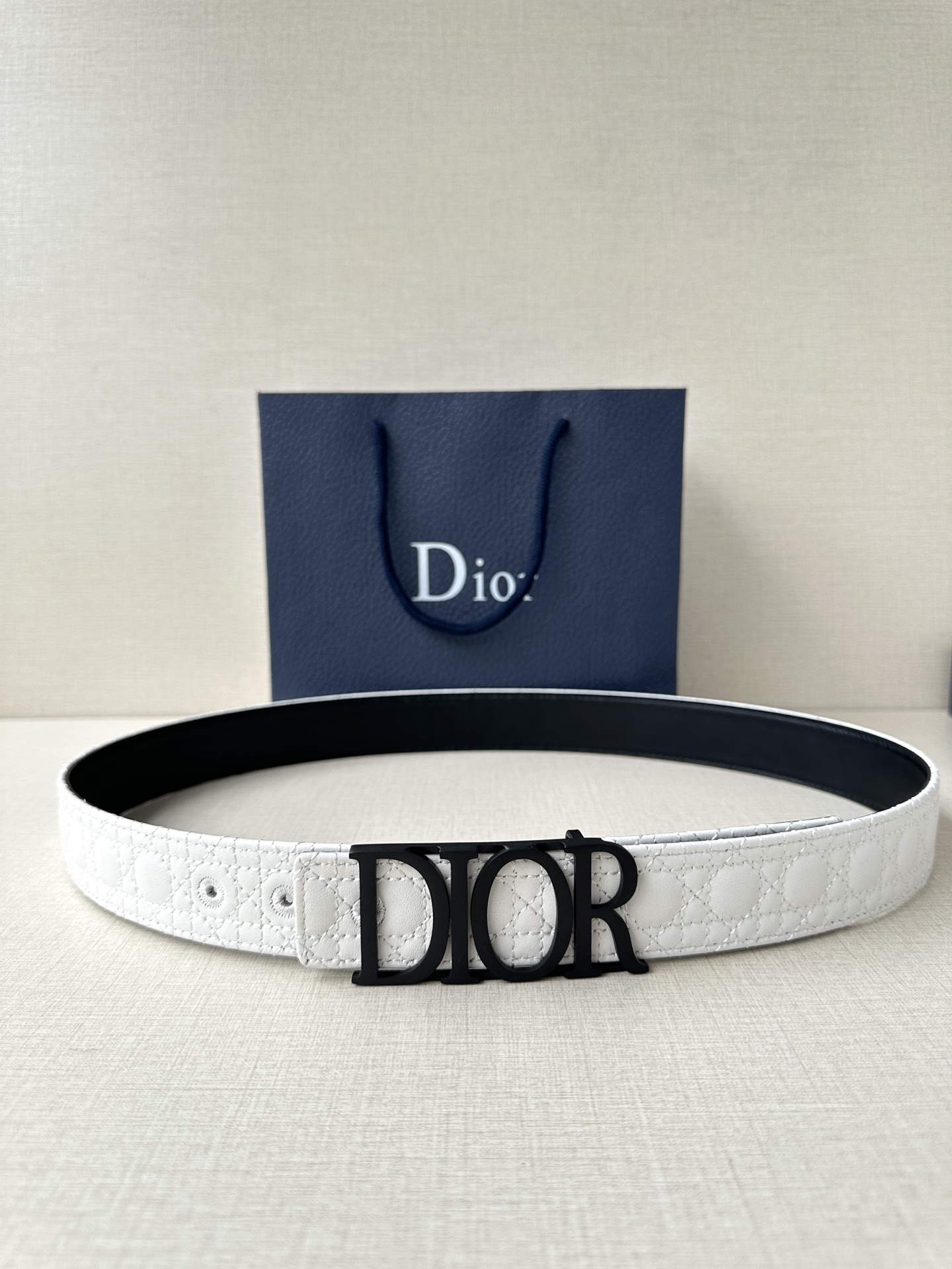 这款 D-Dream 腰带是春夏成衣系列新品，以时尚高雅全新演绎 Dior标志。采用头层牛皮精心制作，搭