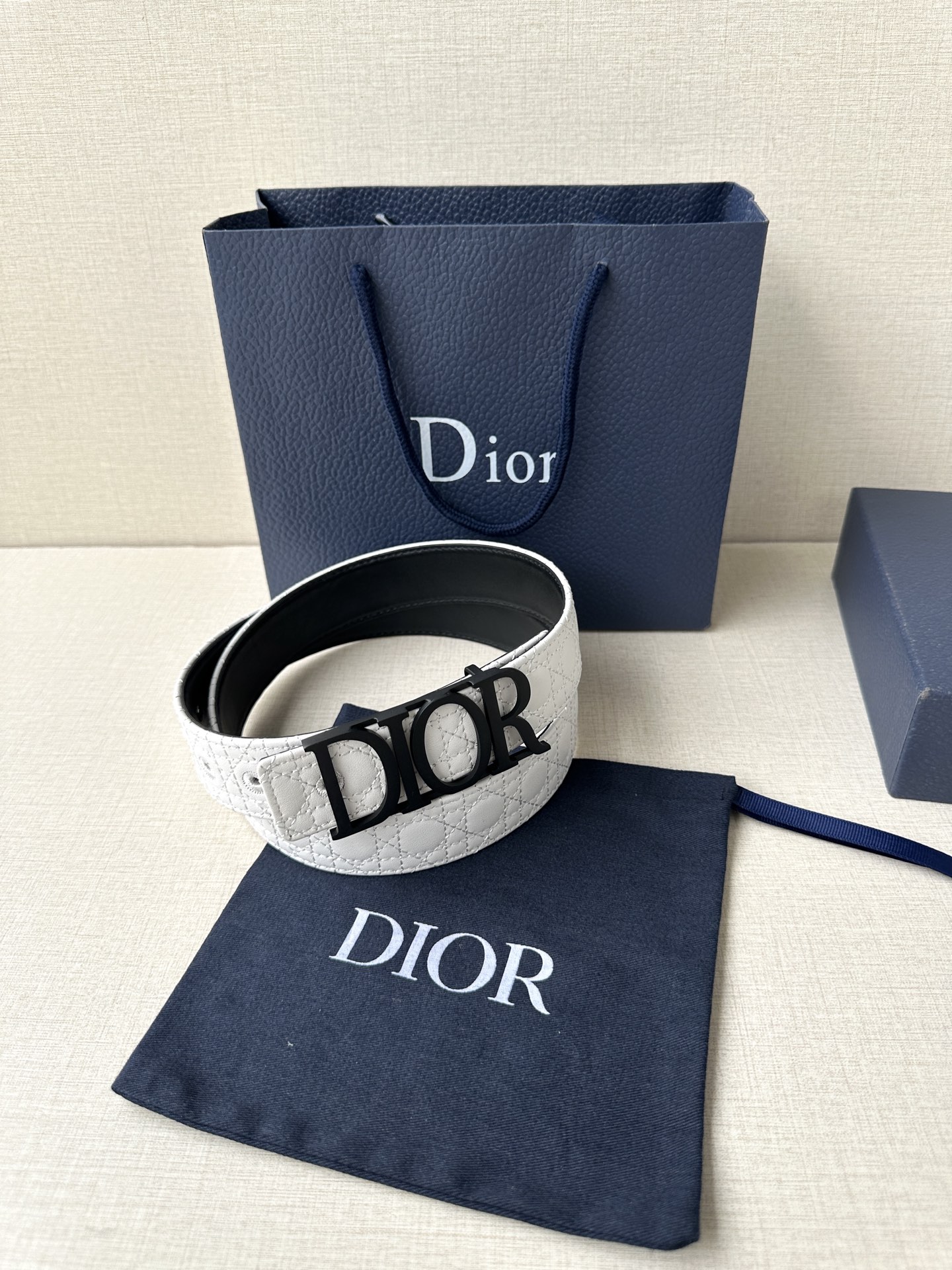 这款 D-Dream 腰带是春夏成衣系列新品，以时尚高雅全新演绎 Dior标志。采用头层牛皮精心制作，搭