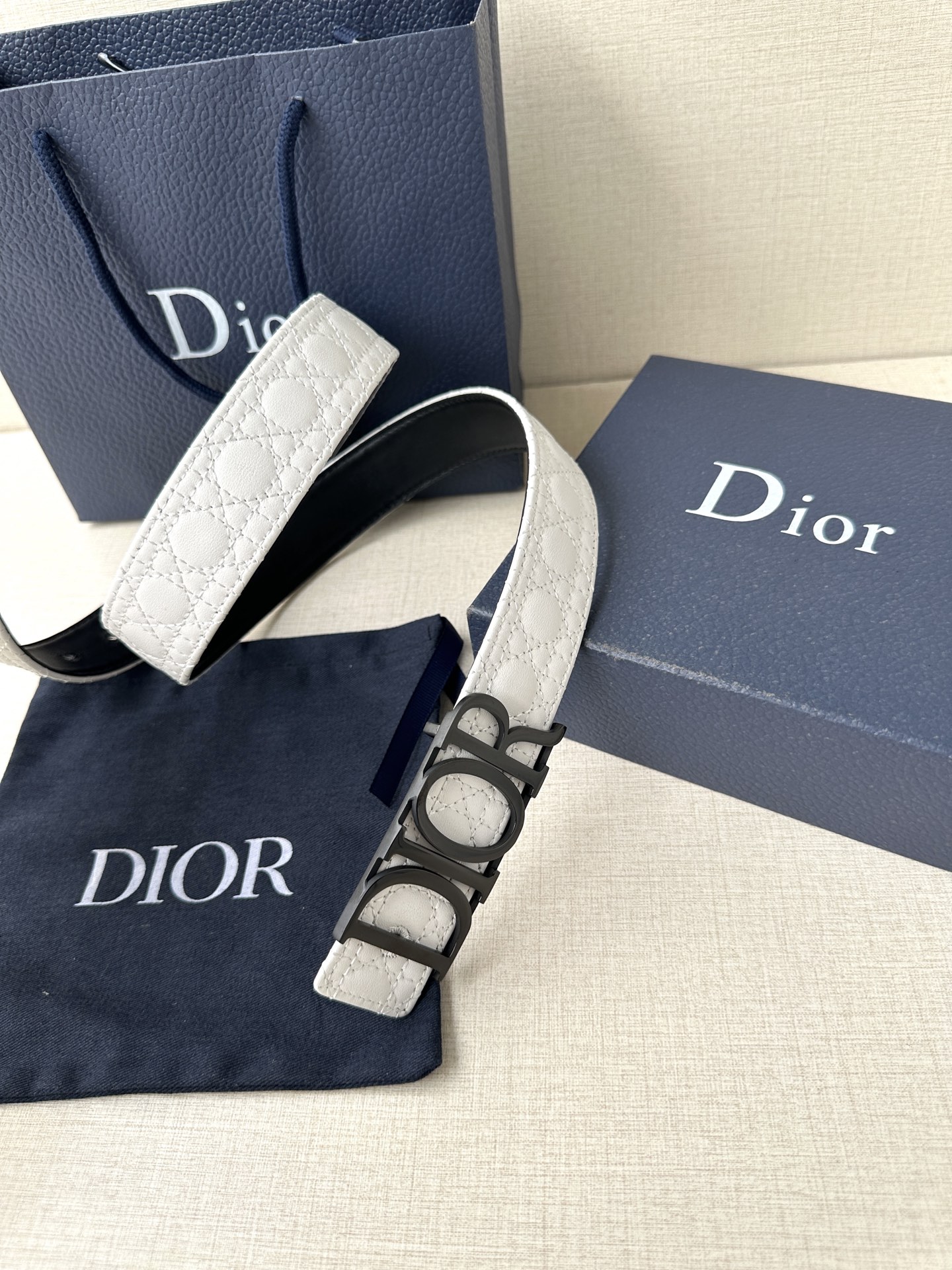 这款 D-Dream 腰带是春夏成衣系列新品，以时尚高雅全新演绎 Dior标志。采用头层牛皮精心制作，搭