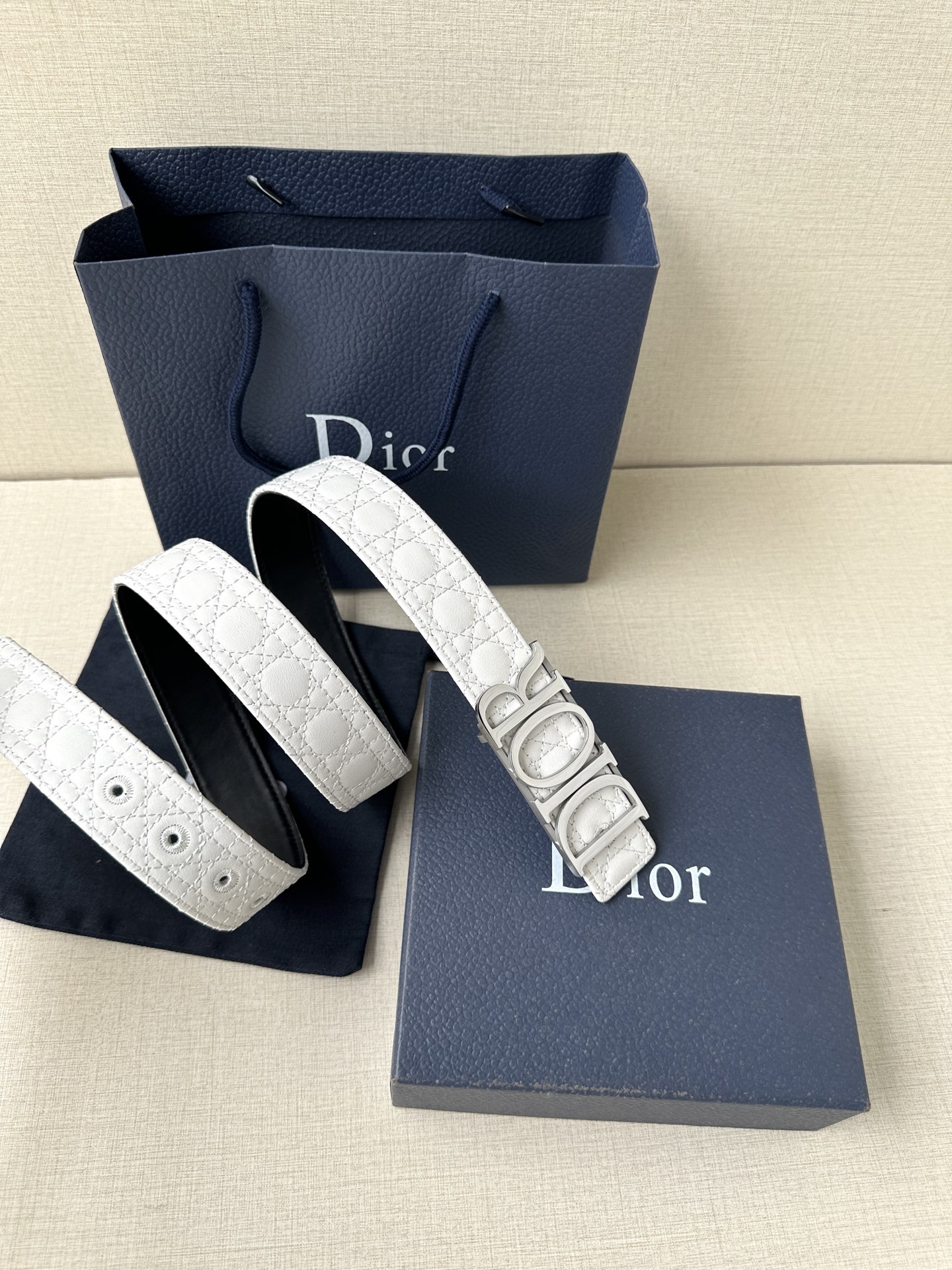 这款 D-Dream 腰带是春夏成衣系列新品，以时尚高雅全新演绎 Dior标志。采用头层牛皮精心制作，搭