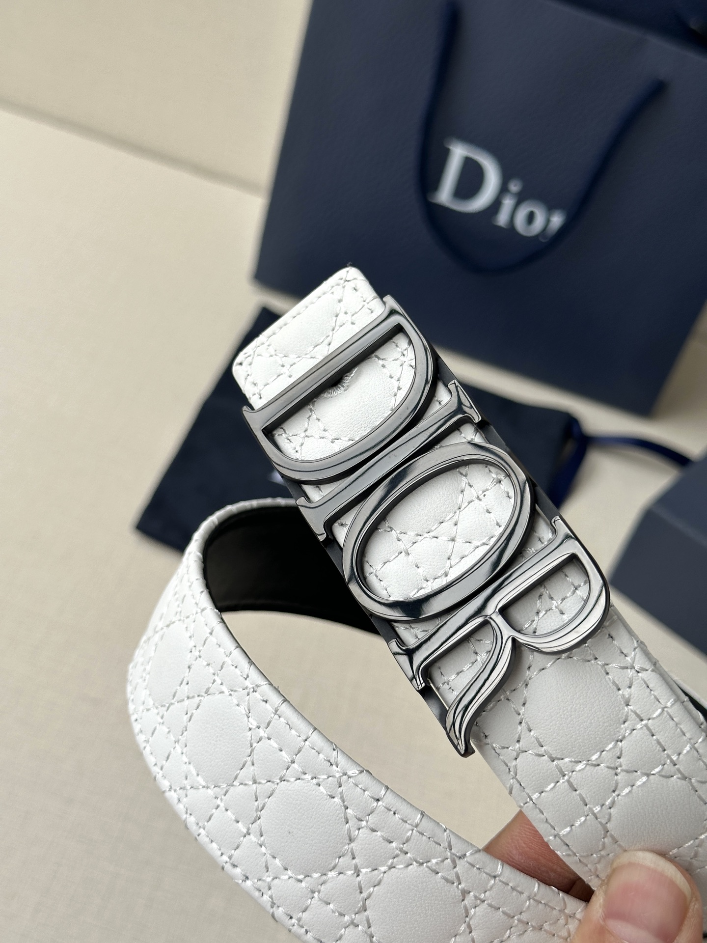 这款 D-Dream 腰带是春夏成衣系列新品，以时尚高雅全新演绎 Dior标志。采用头层牛皮精心制作，搭